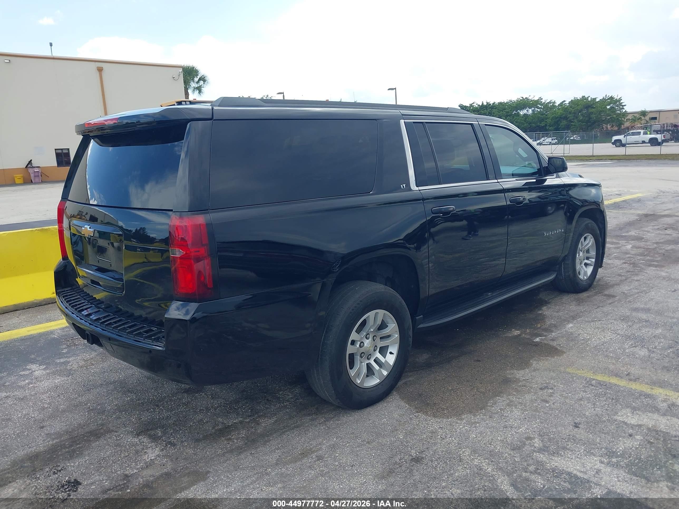CHEVROLET SUBURBAN image 4