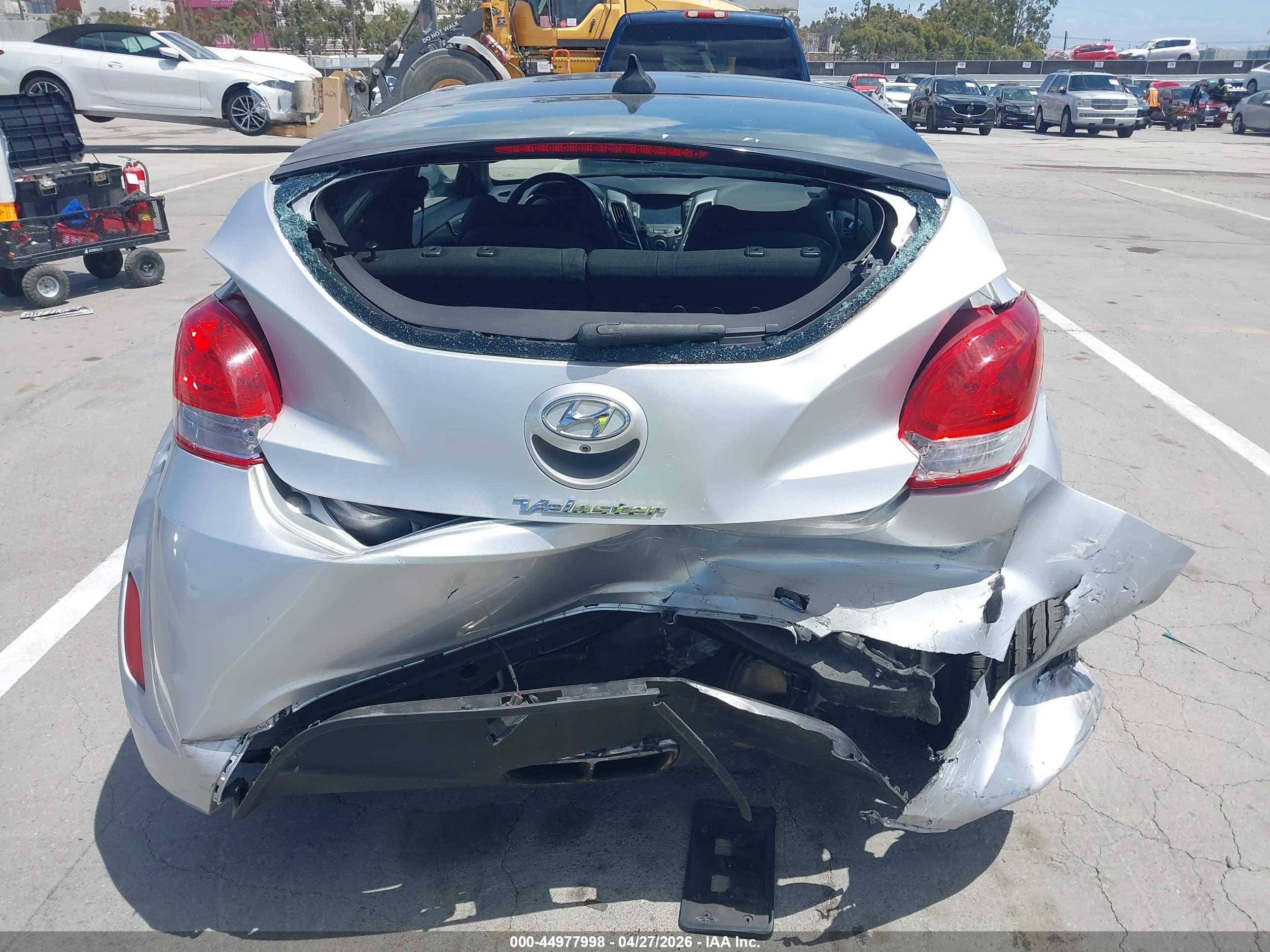 HYUNDAI VELOSTER image 6