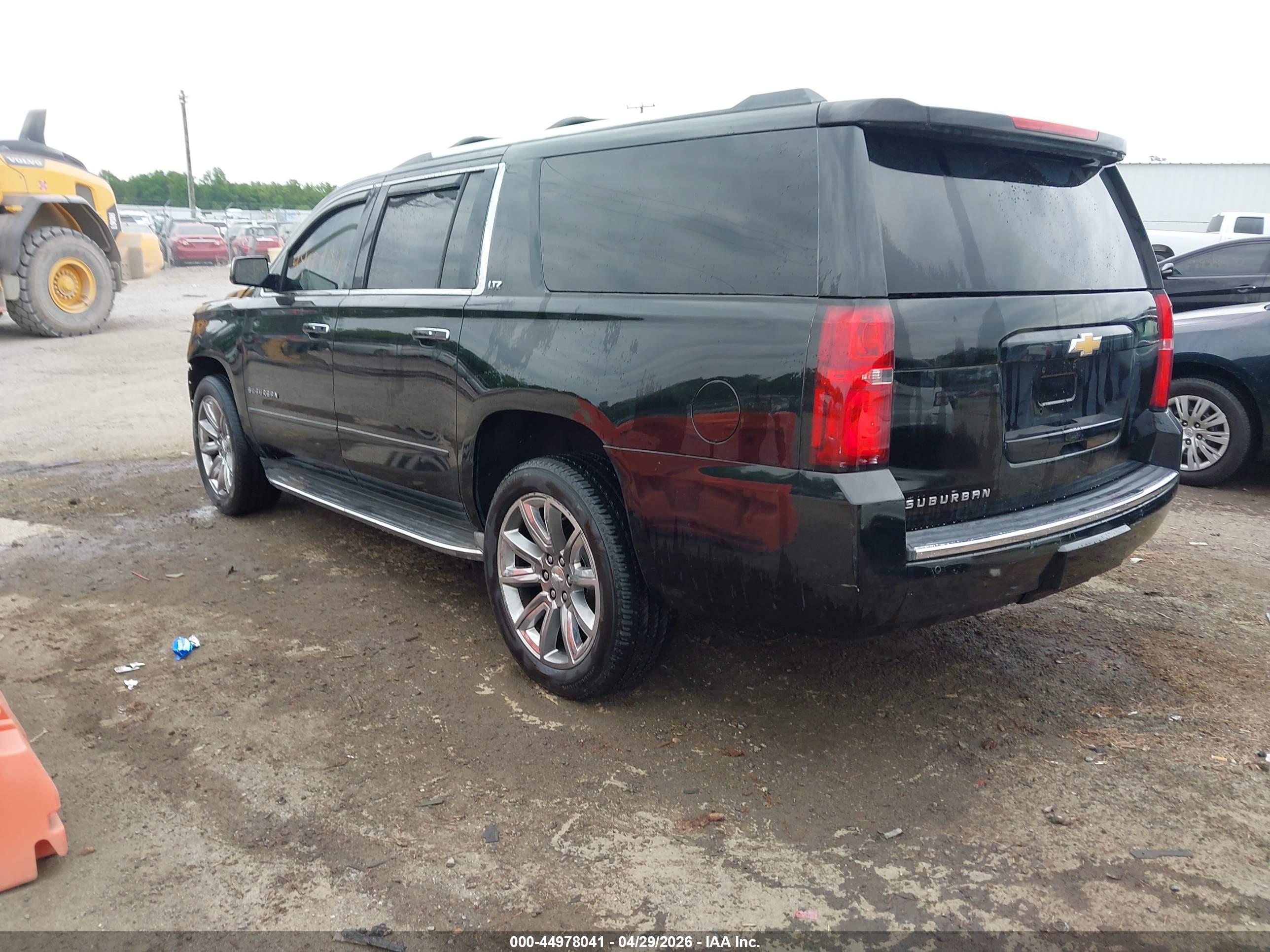 CHEVROLET SUBURBAN image 3