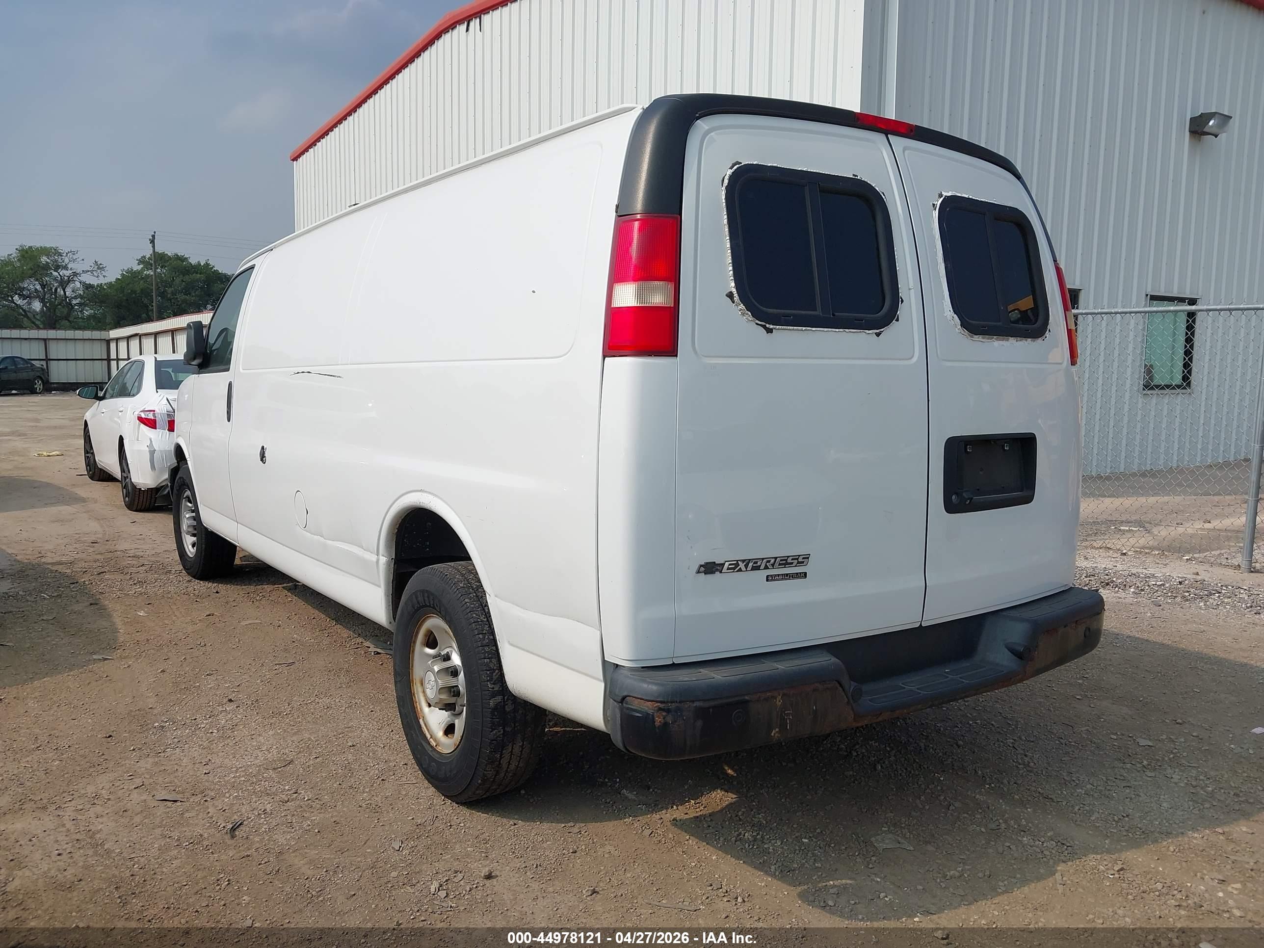 CHEVROLET EXPRESS image 3