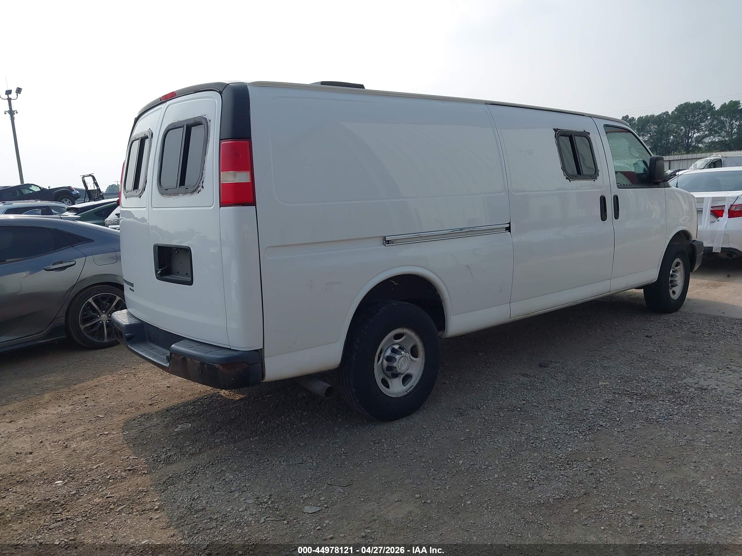 CHEVROLET EXPRESS image 4