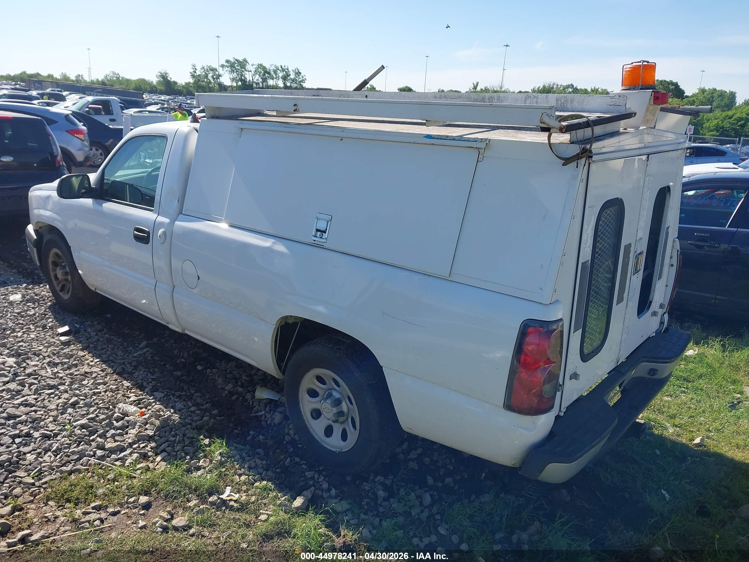 CHEVROLET SILVERADO image 3