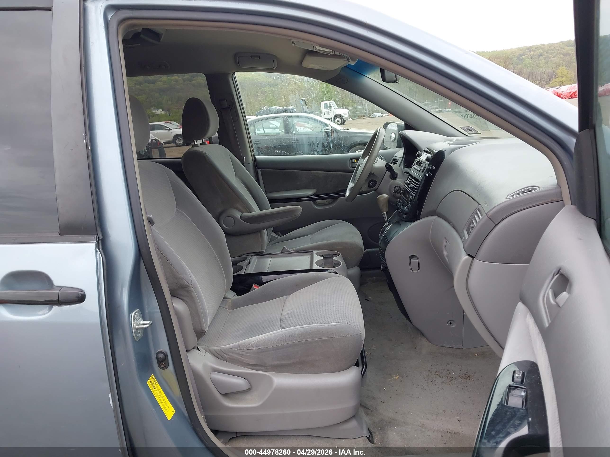 TOYOTA SIENNA image 5
