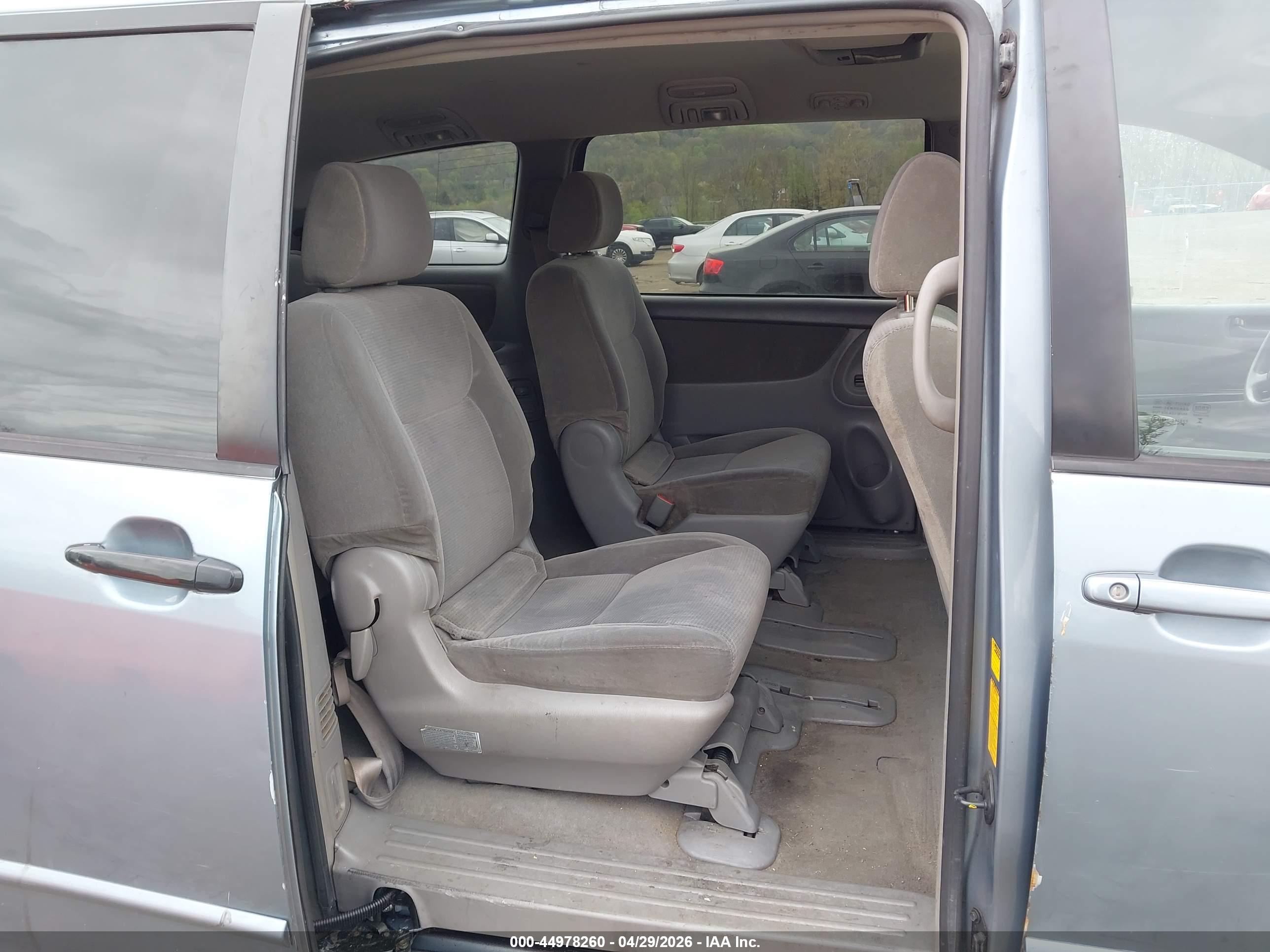 TOYOTA SIENNA image 8
