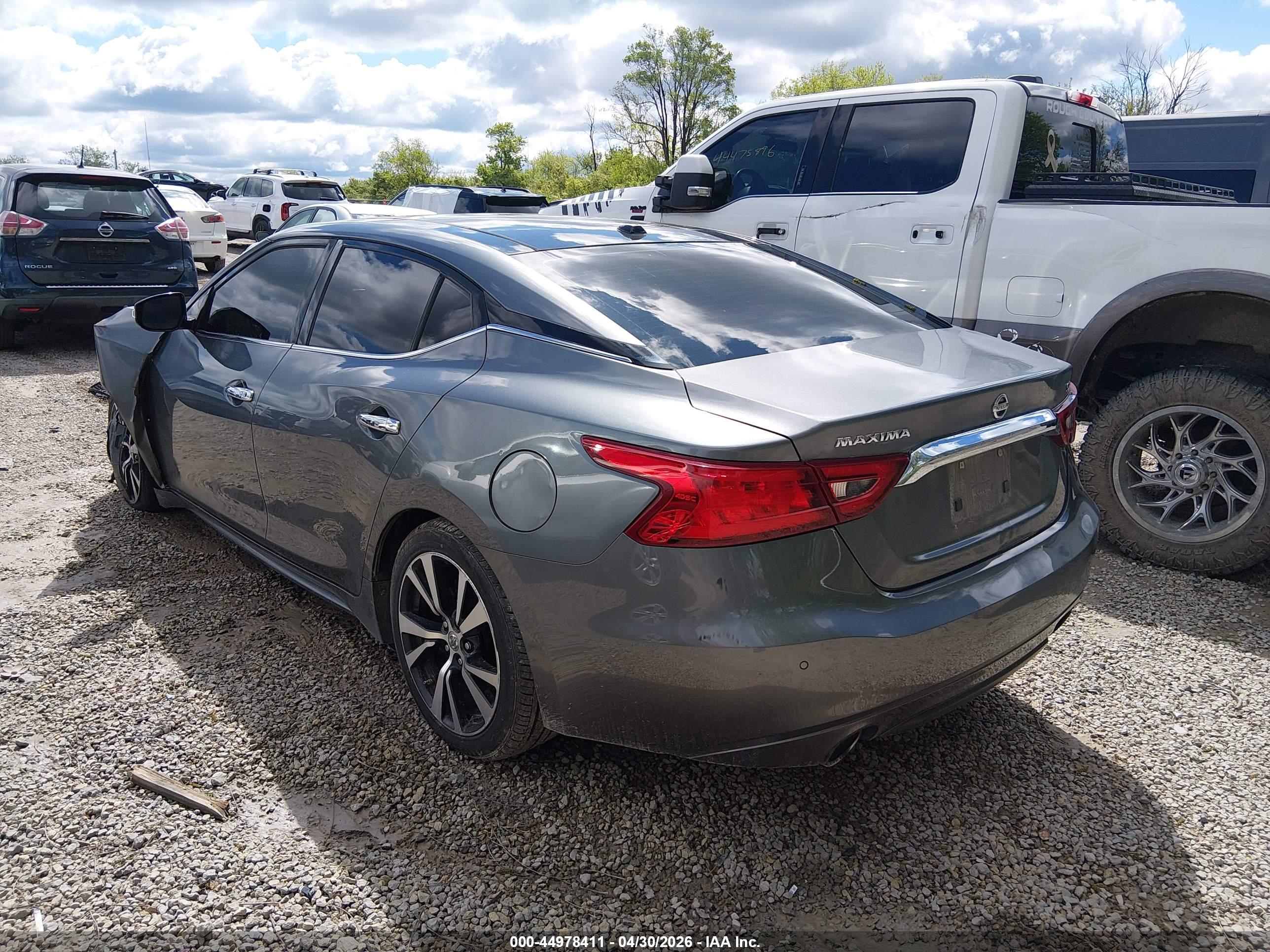 NISSAN MAXIMA image 3
