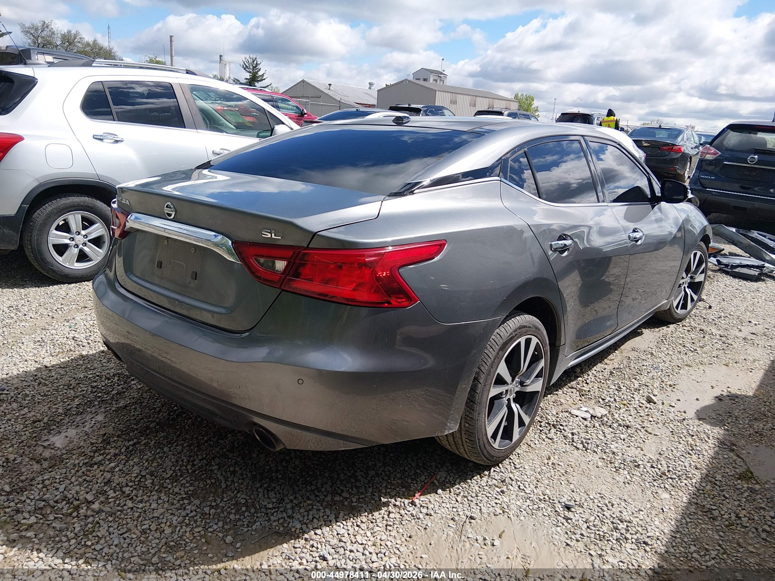 NISSAN MAXIMA image 4
