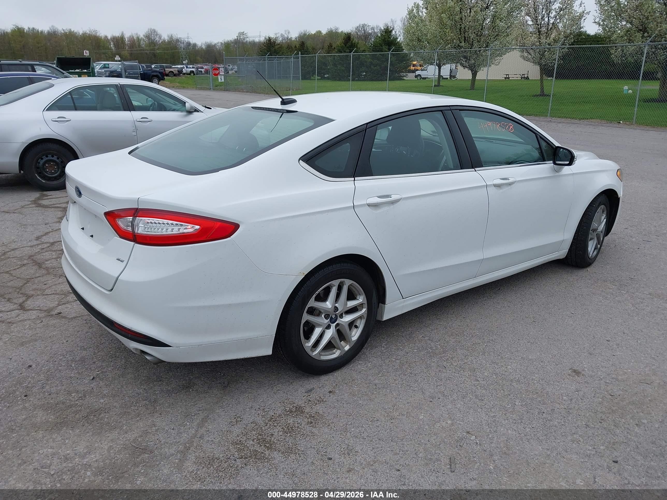 FORD FUSION image 4