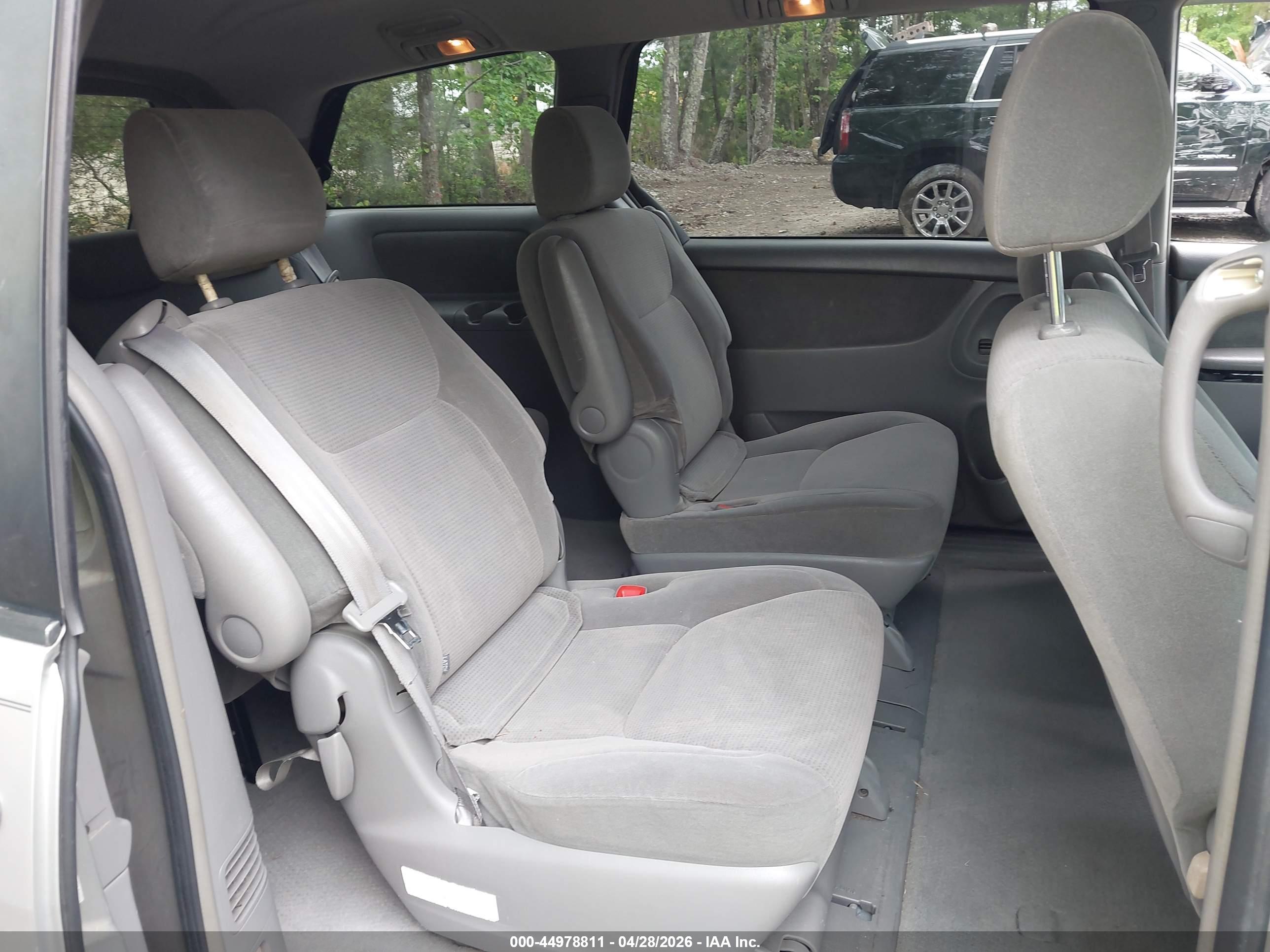 TOYOTA SIENNA image 8