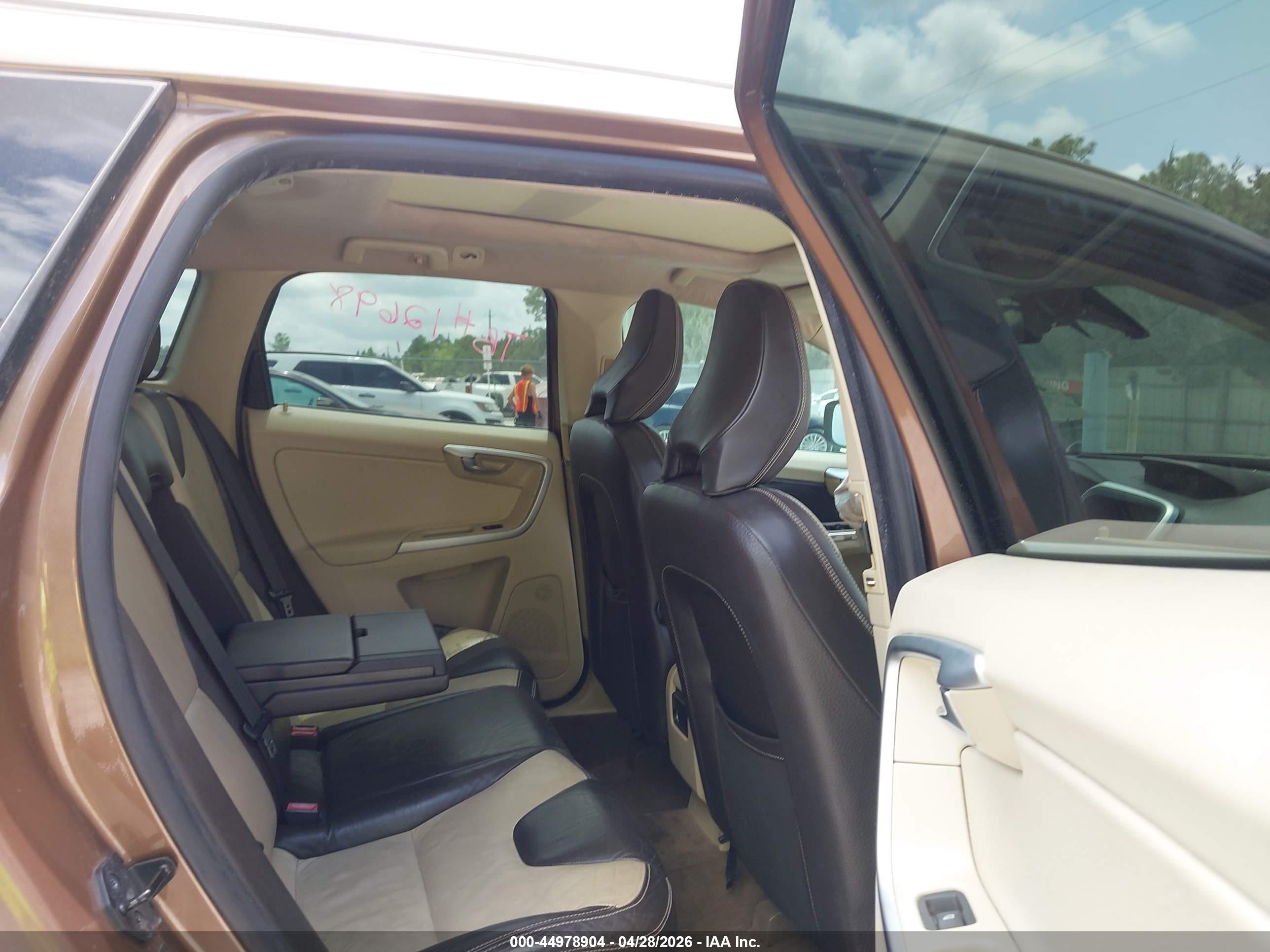 VOLVO XC60 image 8