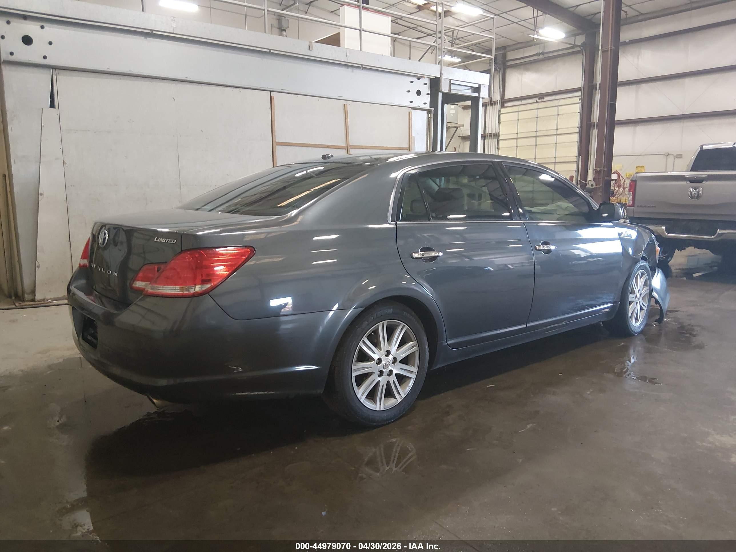 TOYOTA AVALON image 4