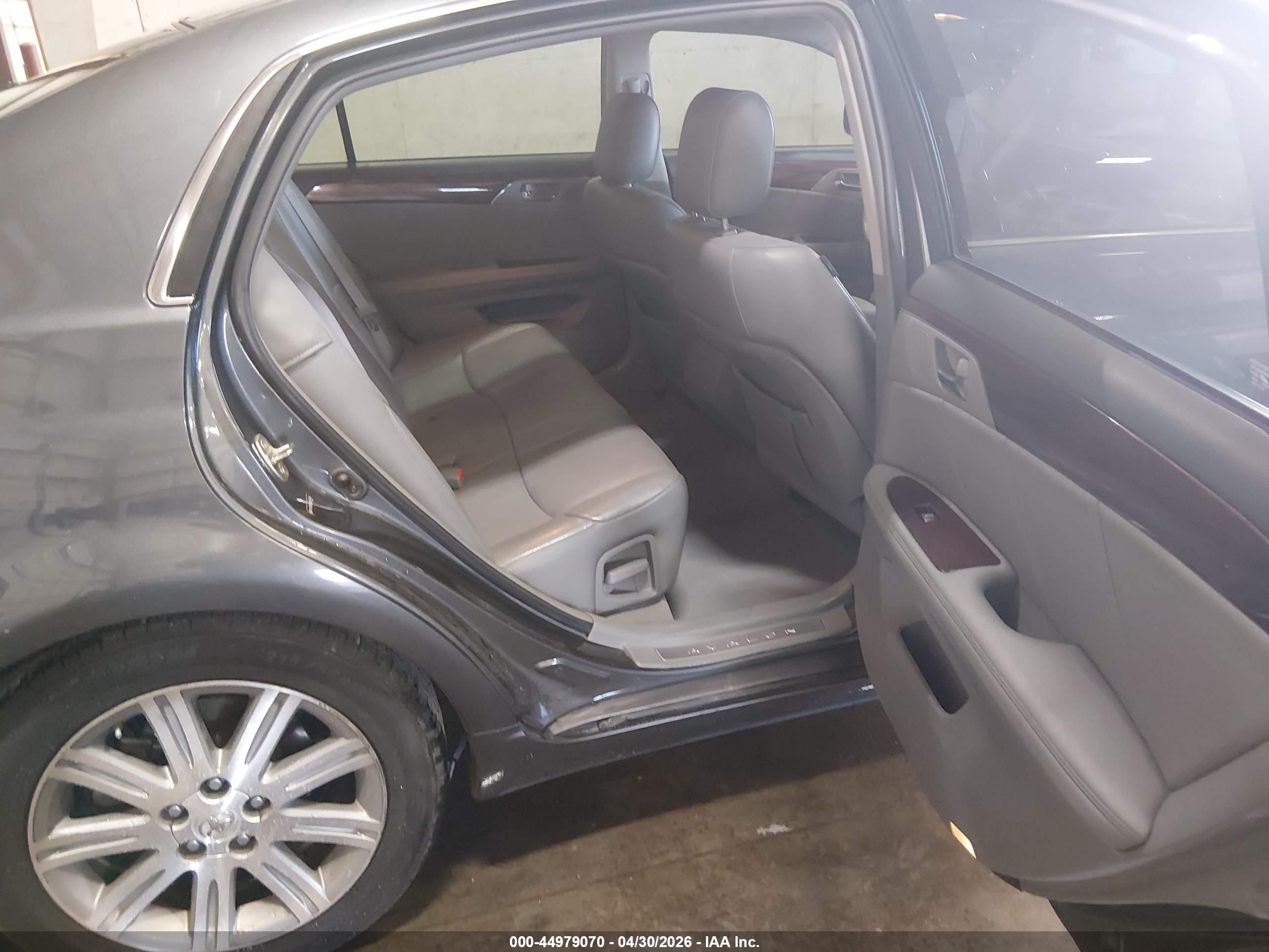 TOYOTA AVALON image 8