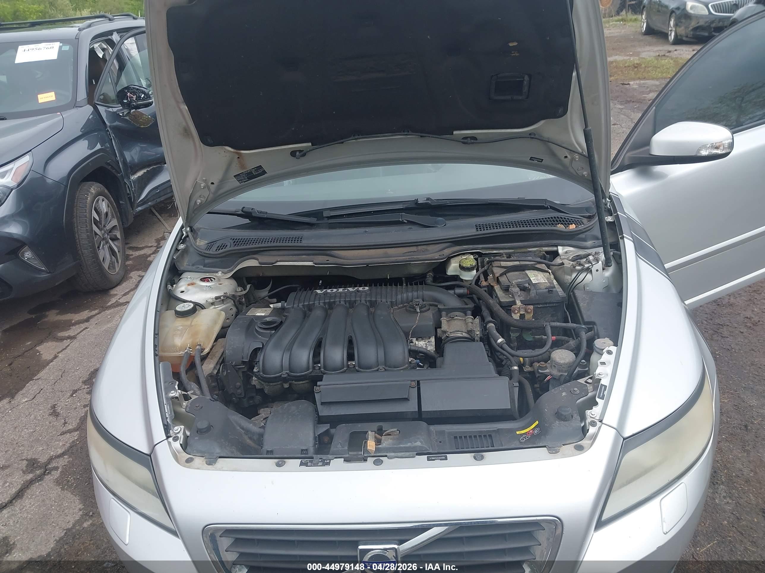 VOLVO V50 image 10