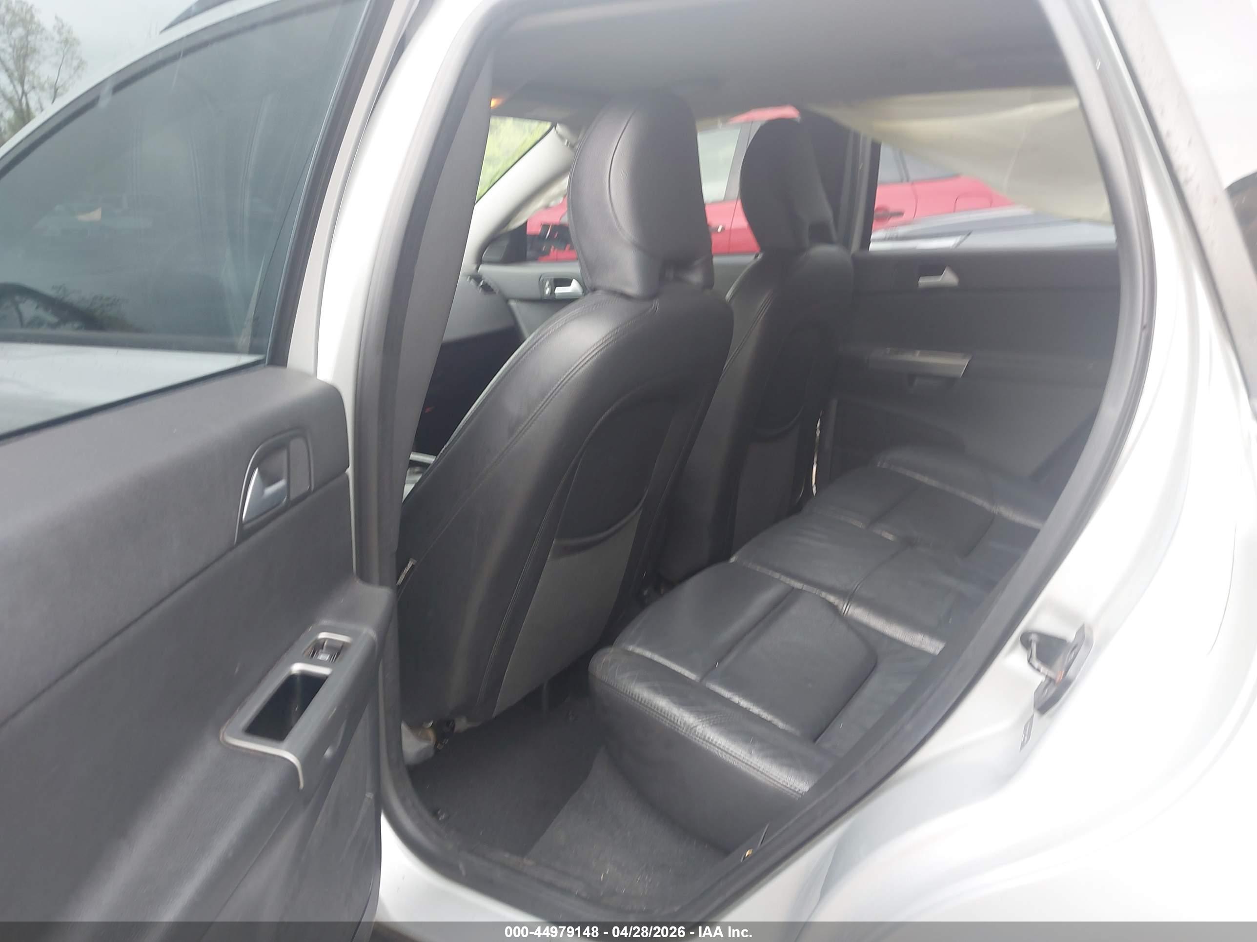 VOLVO V50 image 8