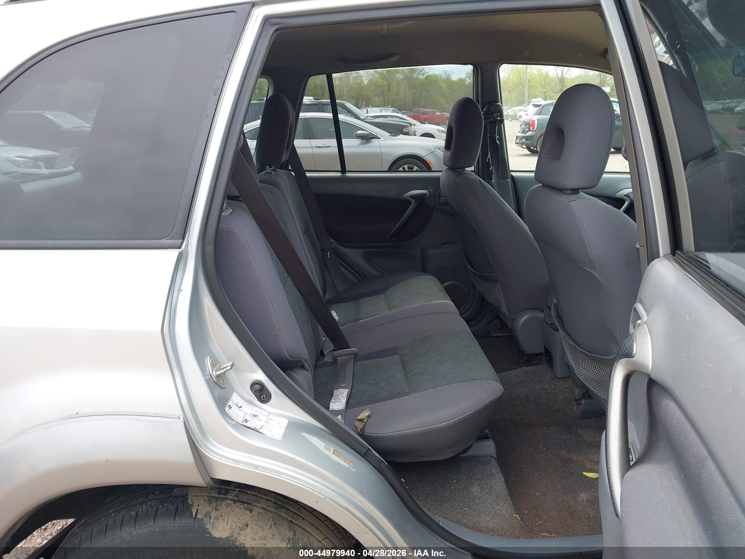 TOYOTA RAV4 image 8
