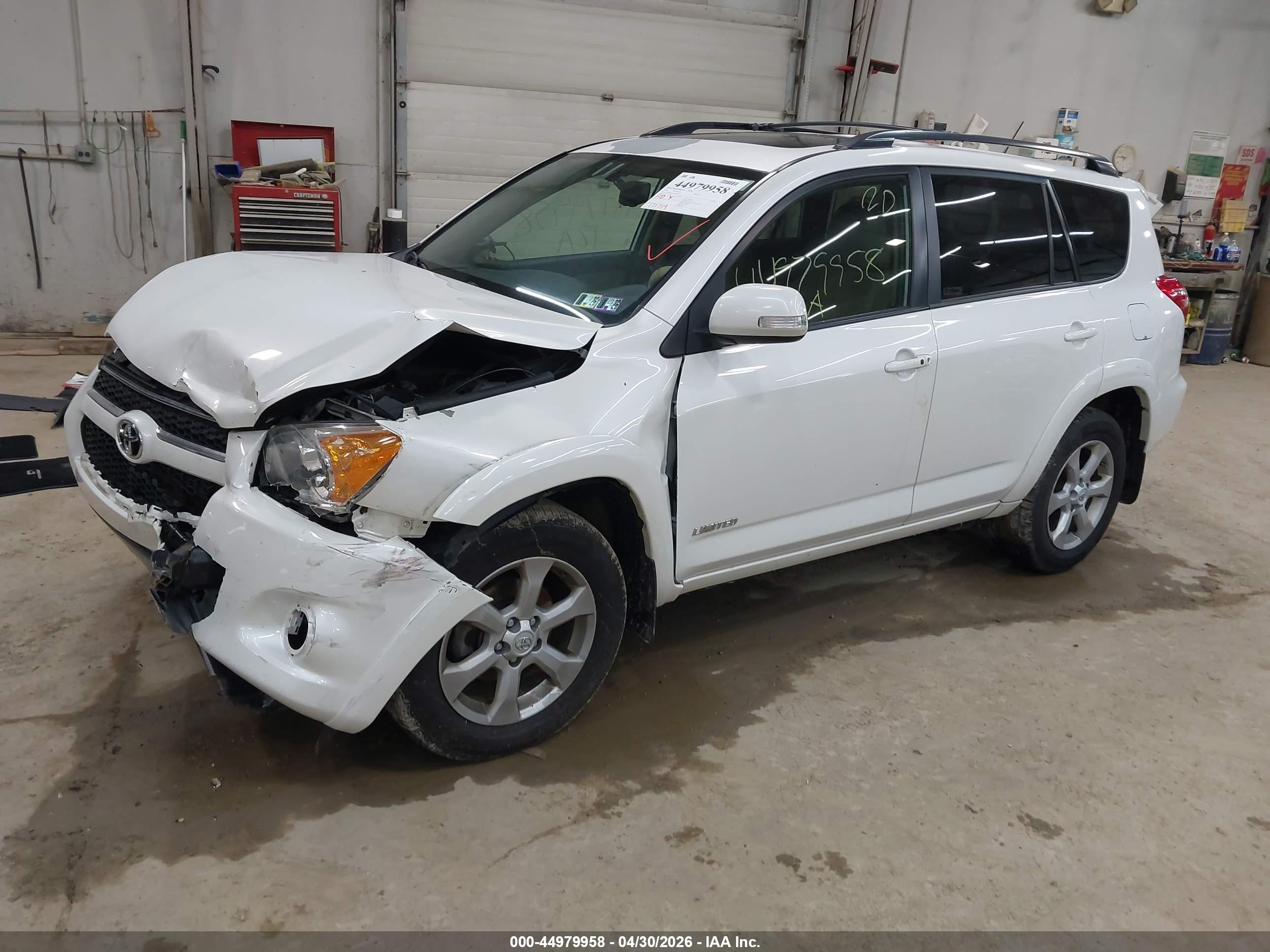 TOYOTA RAV4 image 2