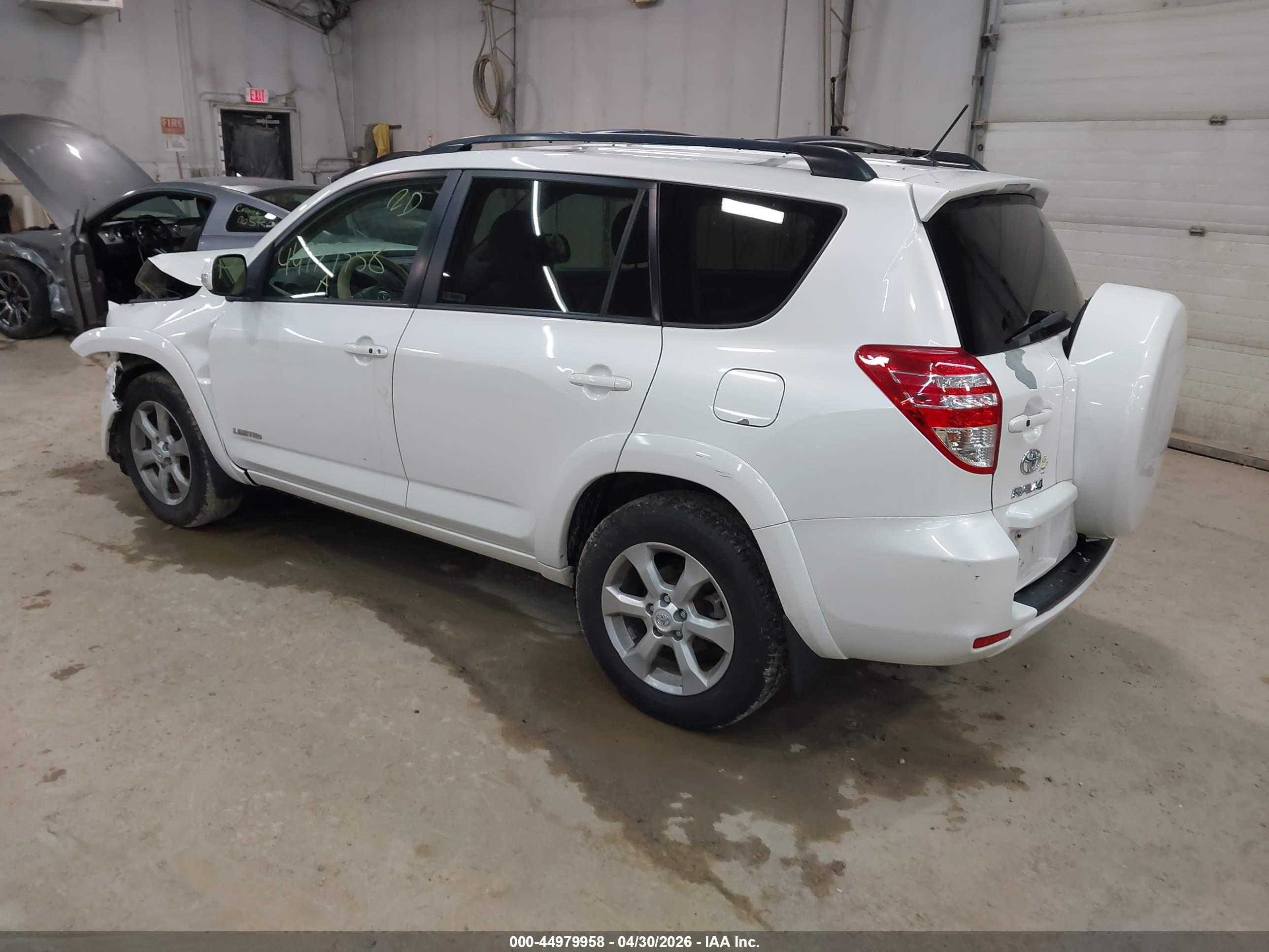 TOYOTA RAV4 image 3