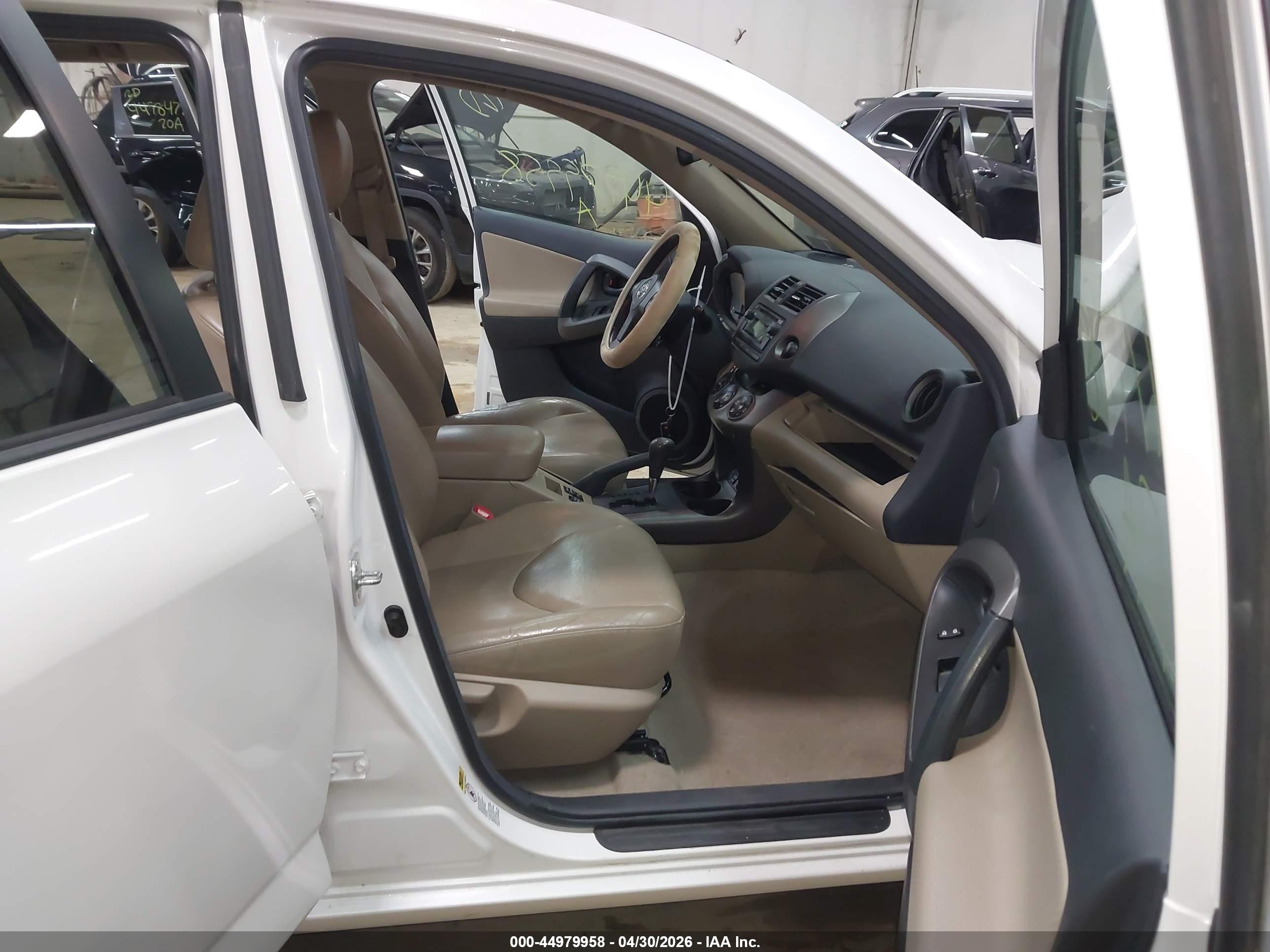 TOYOTA RAV4 image 5