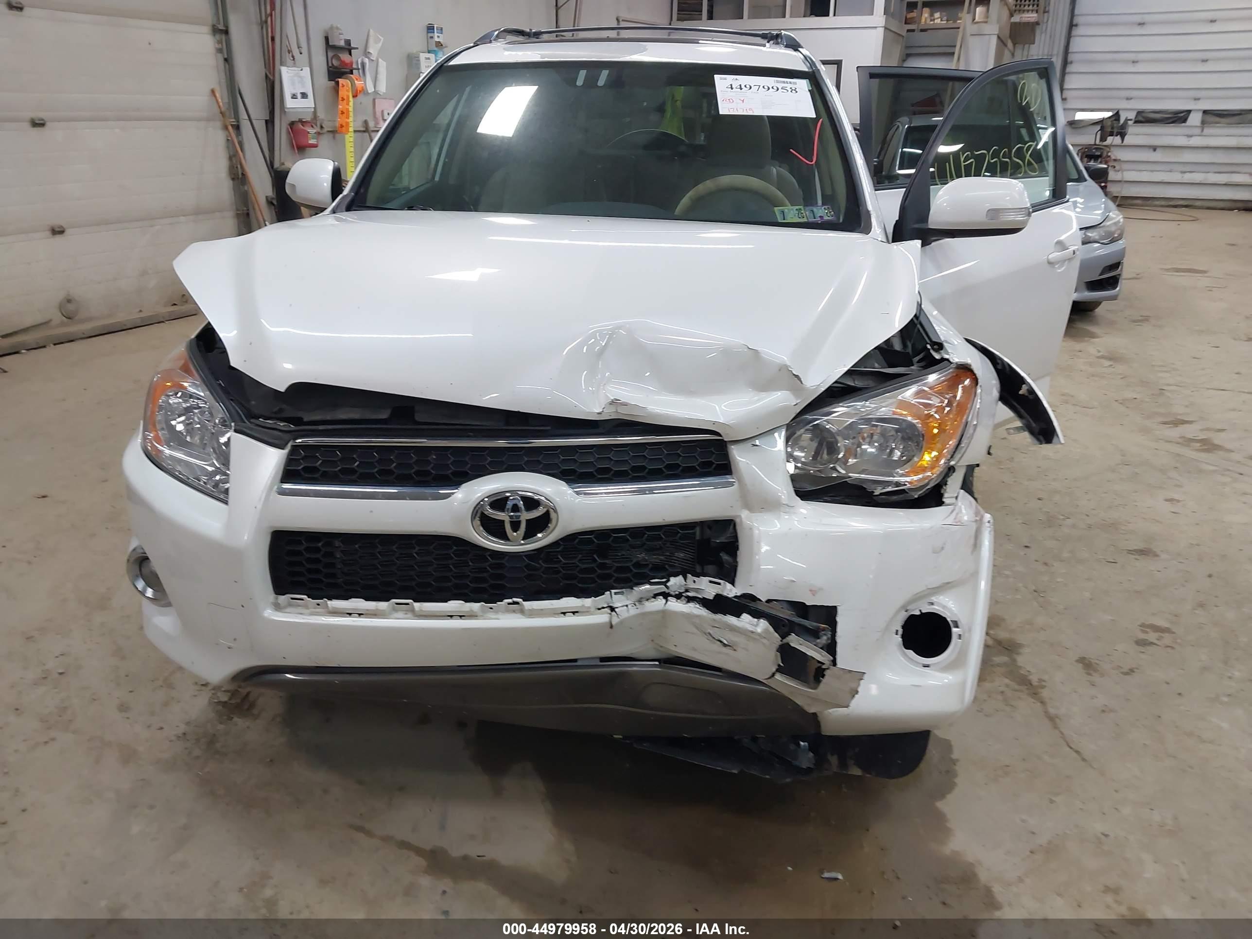 TOYOTA RAV4 image 6