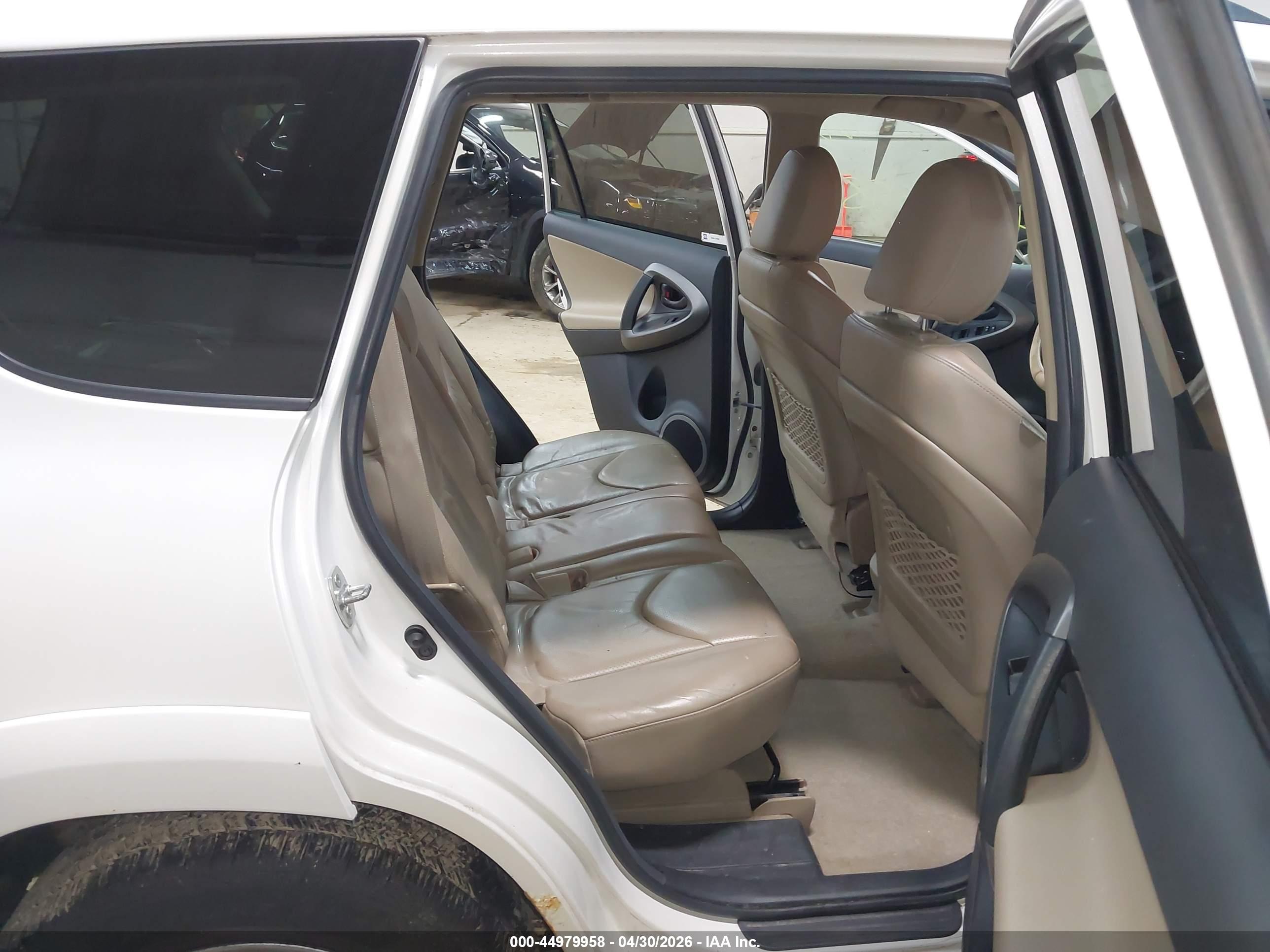 TOYOTA RAV4 image 8