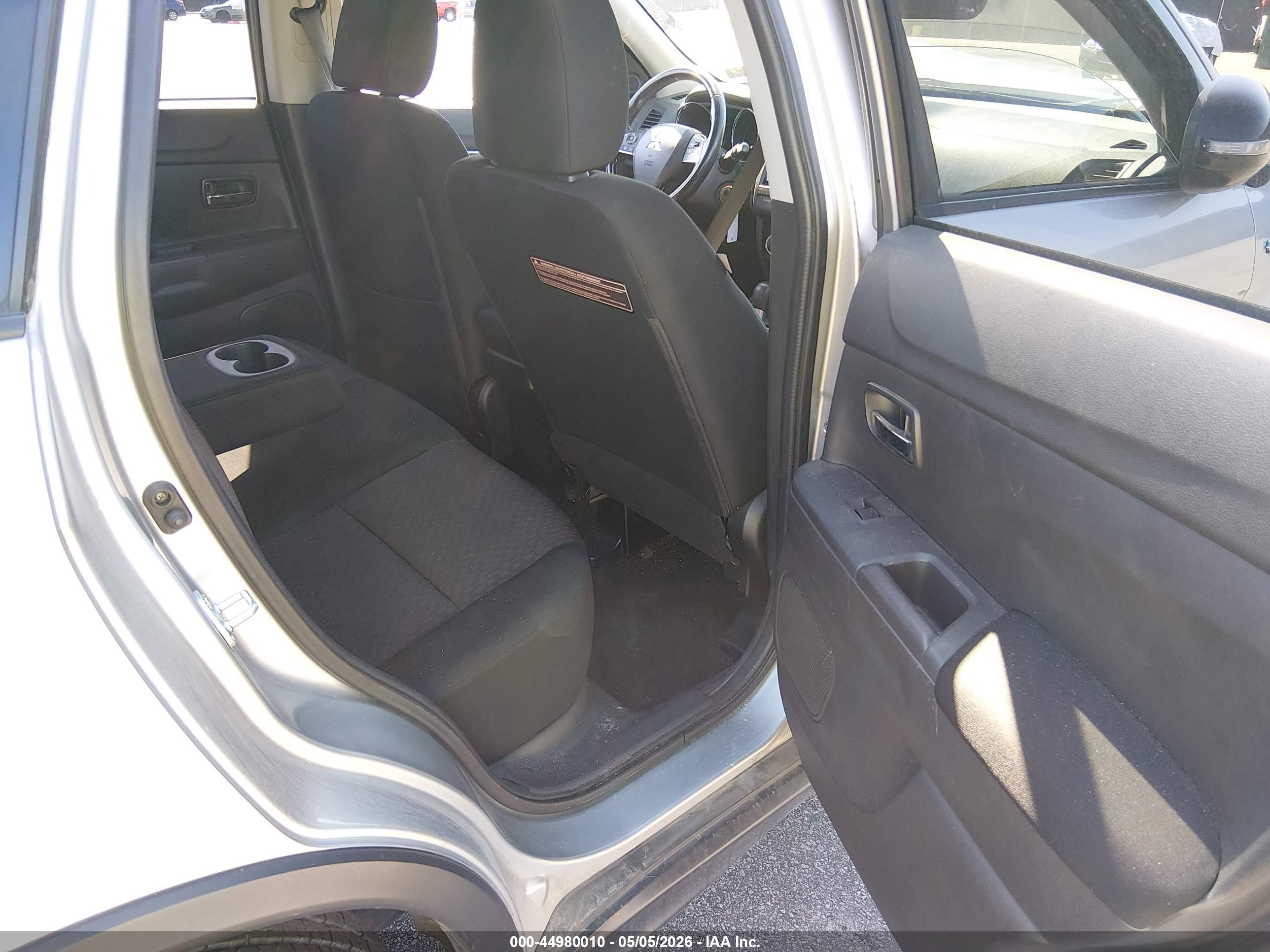 MITSUBISHI OUTLANDER image 8