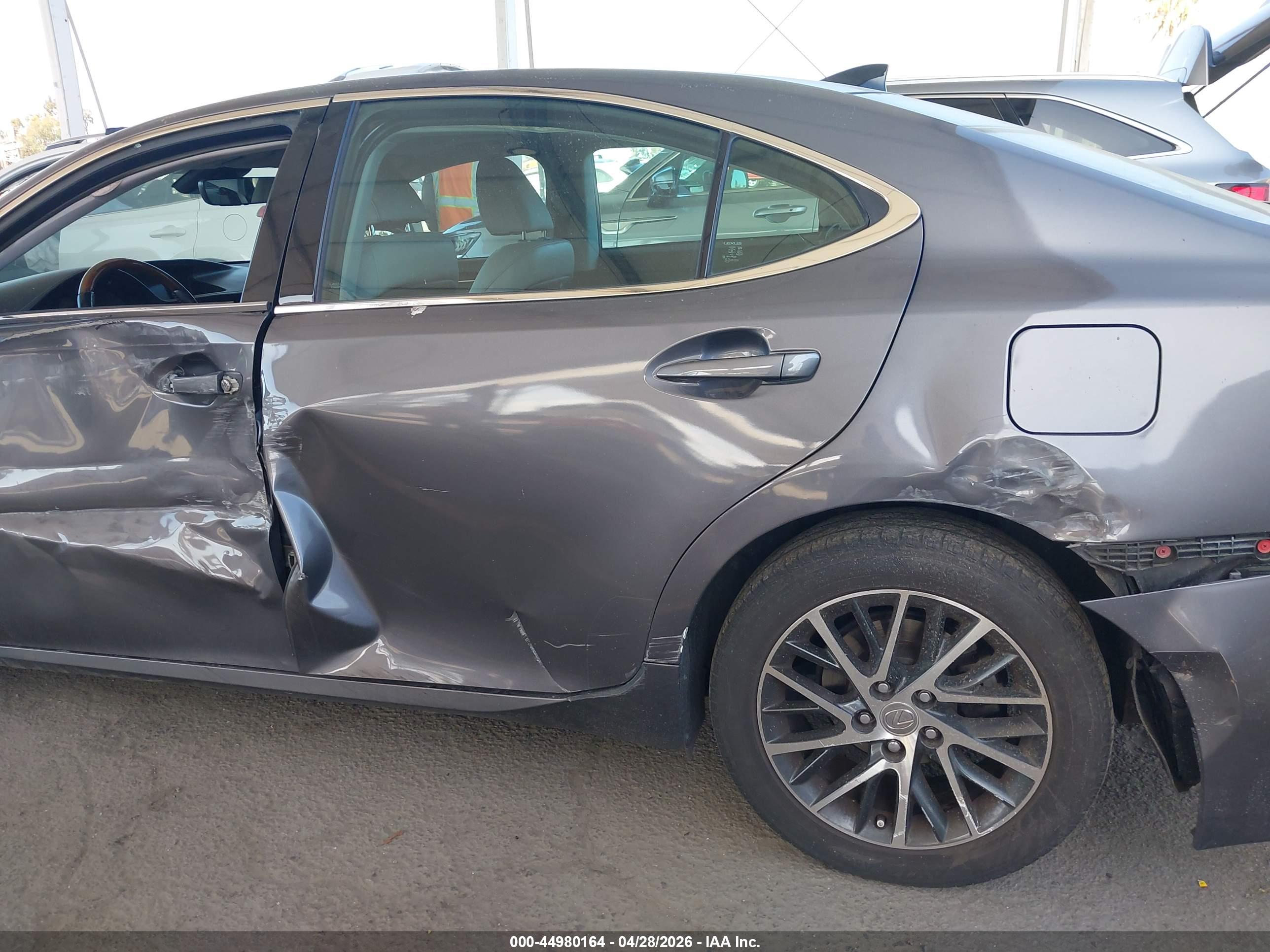 LEXUS ES image 6