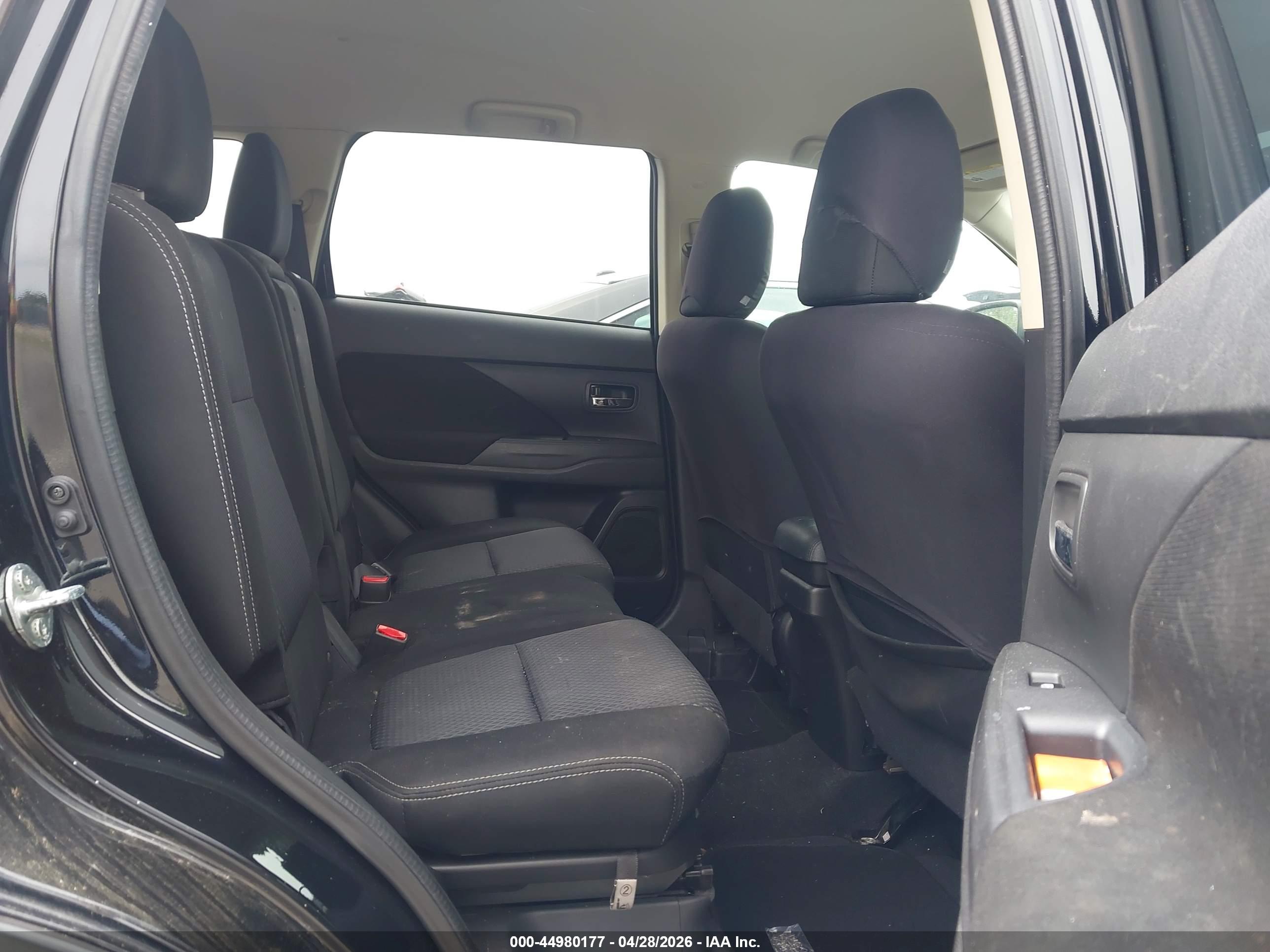 MITSUBISHI OUTLANDER image 8