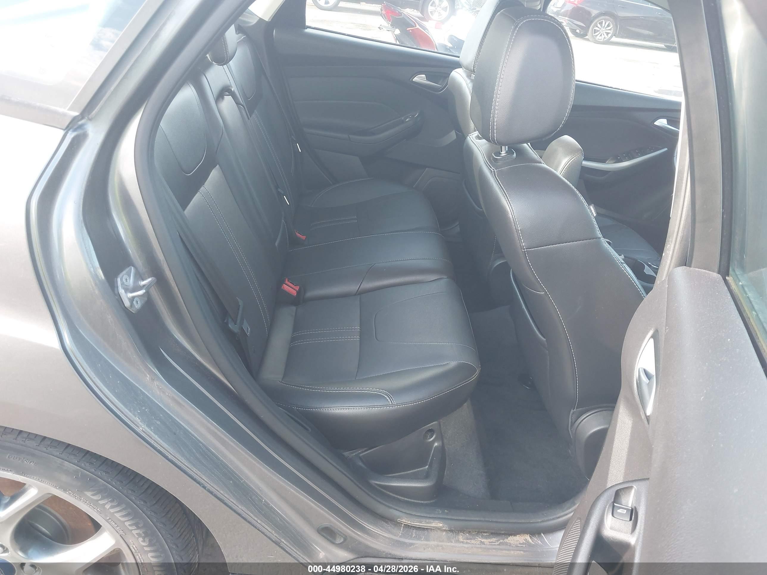 FORD FOCUS image 8