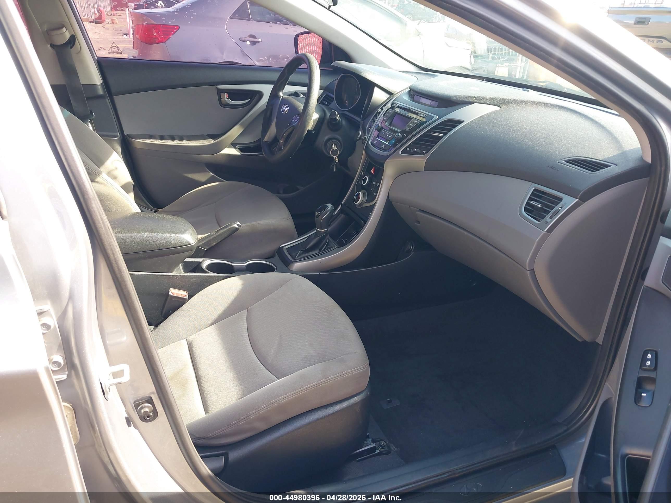 HYUNDAI ELANTRA image 5
