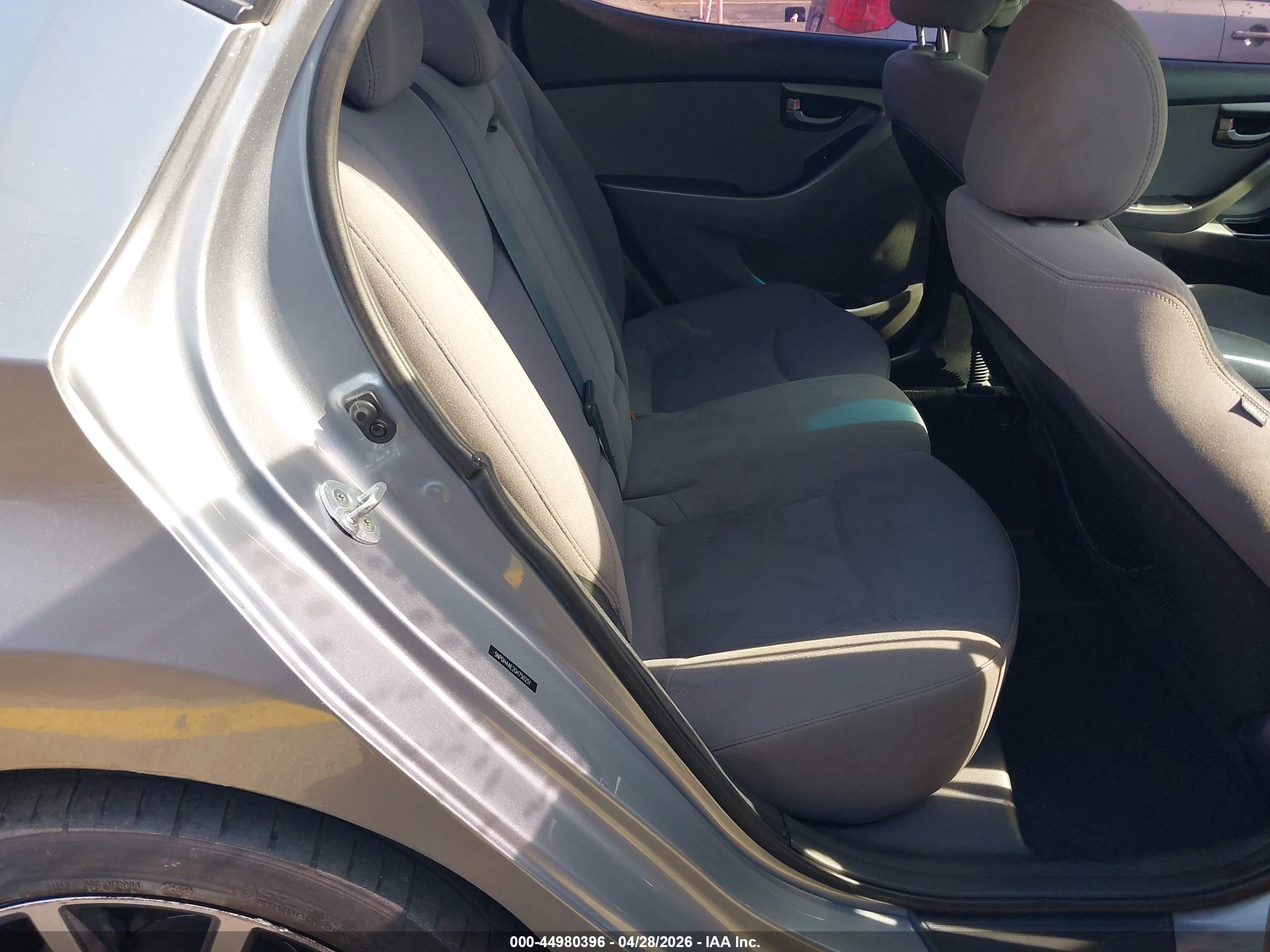 HYUNDAI ELANTRA image 8