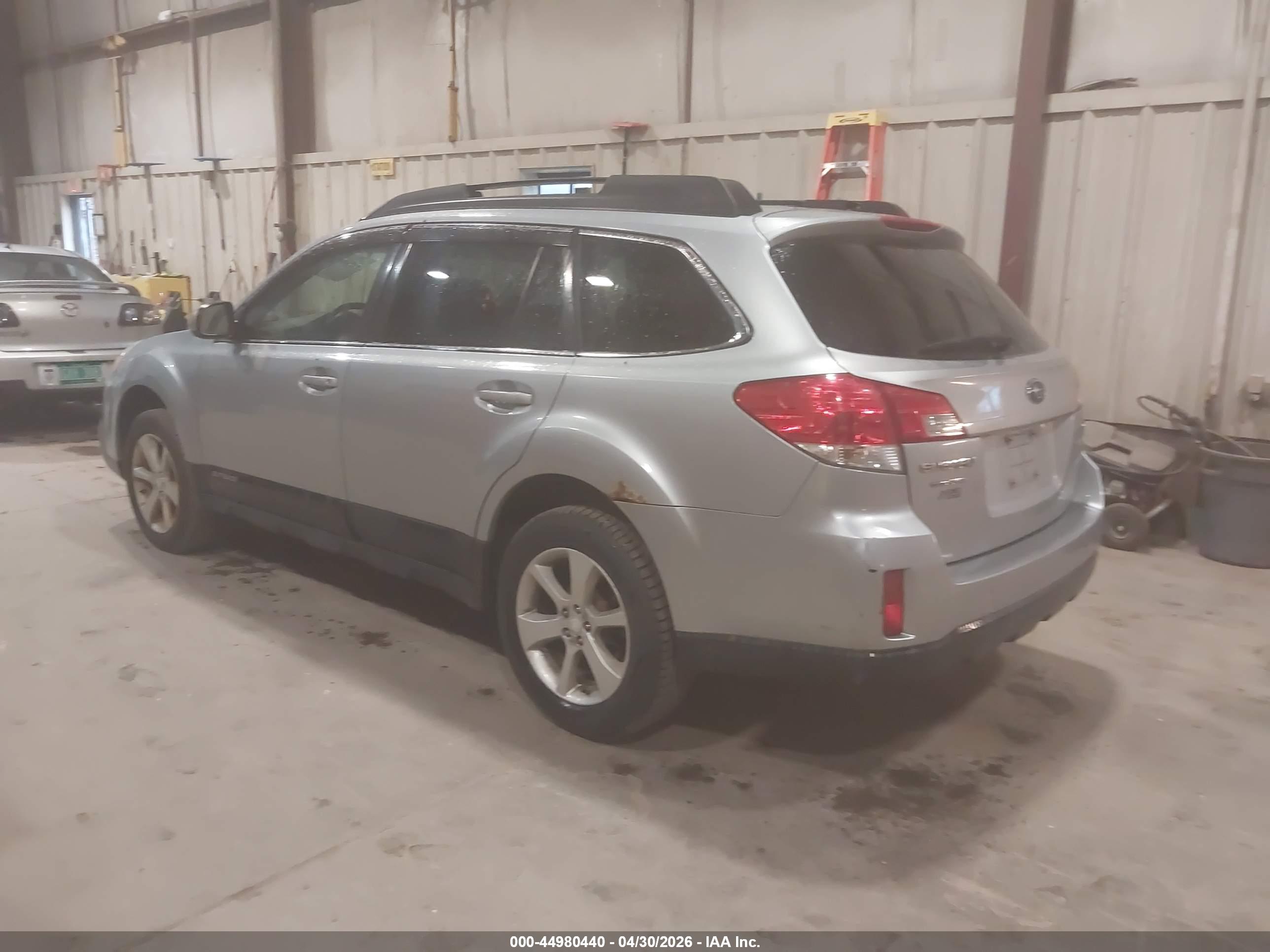 SUBARU OUTBACK image 3