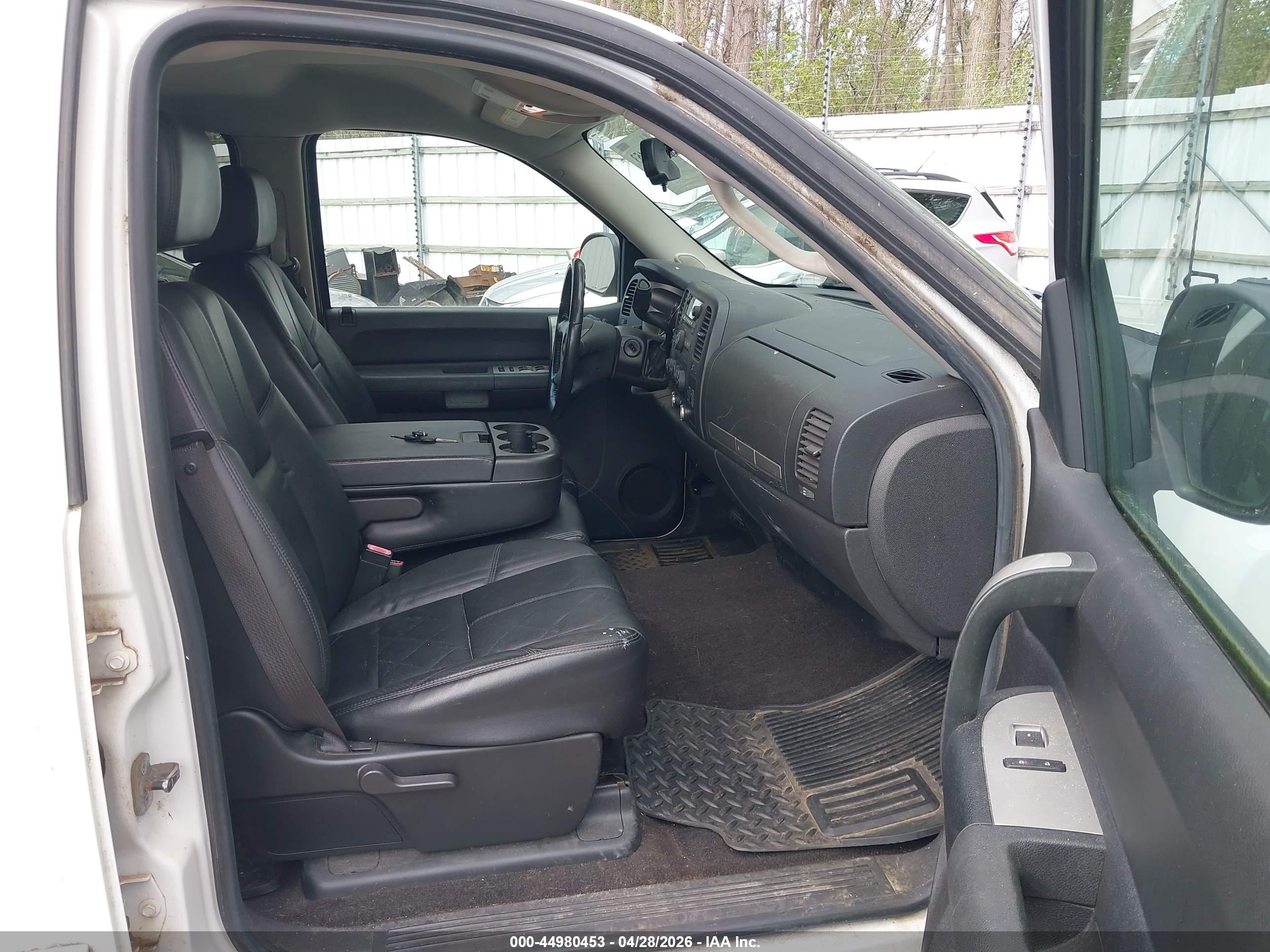 CHEVROLET SILVERADO image 5