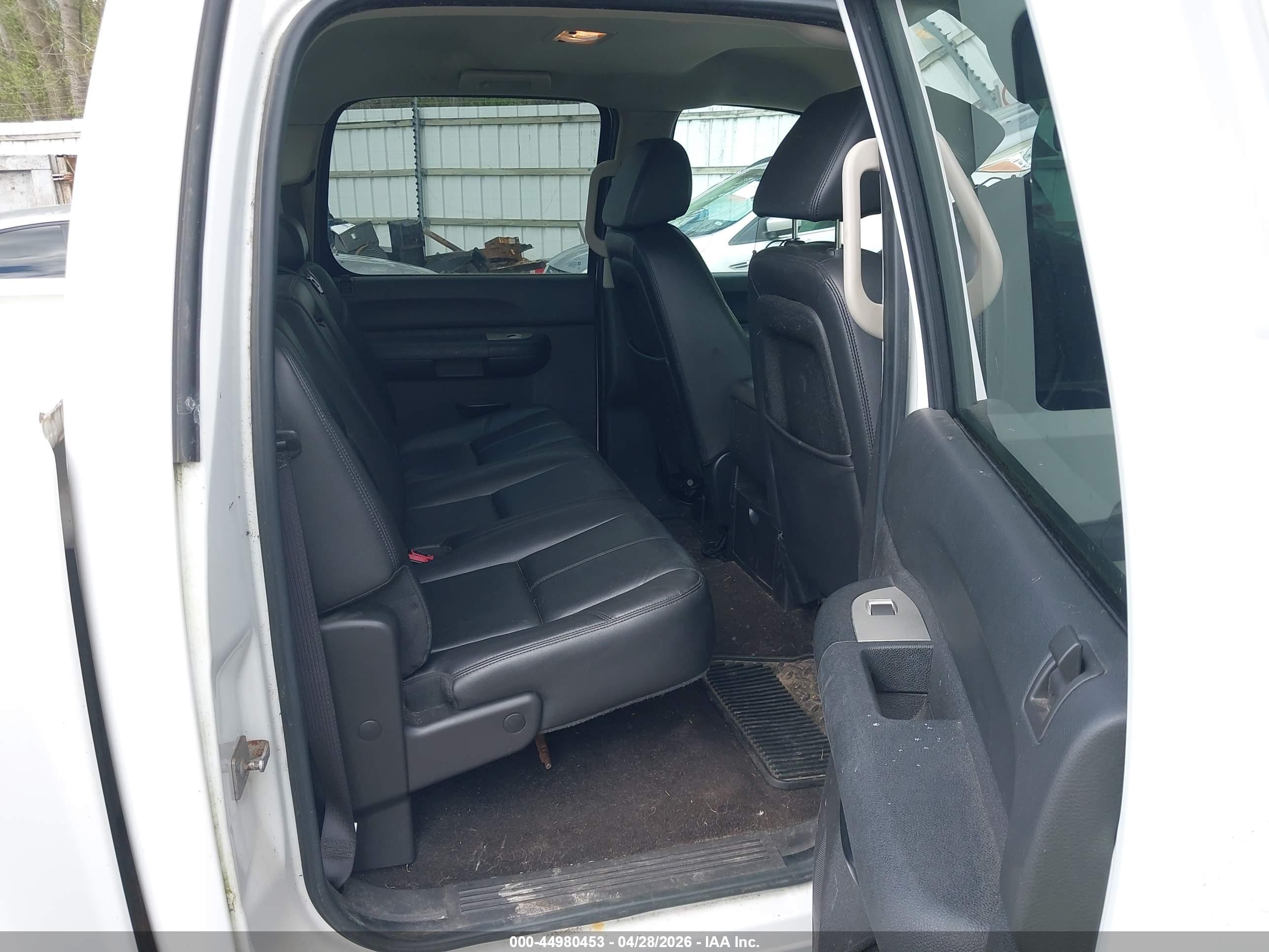 CHEVROLET SILVERADO image 8