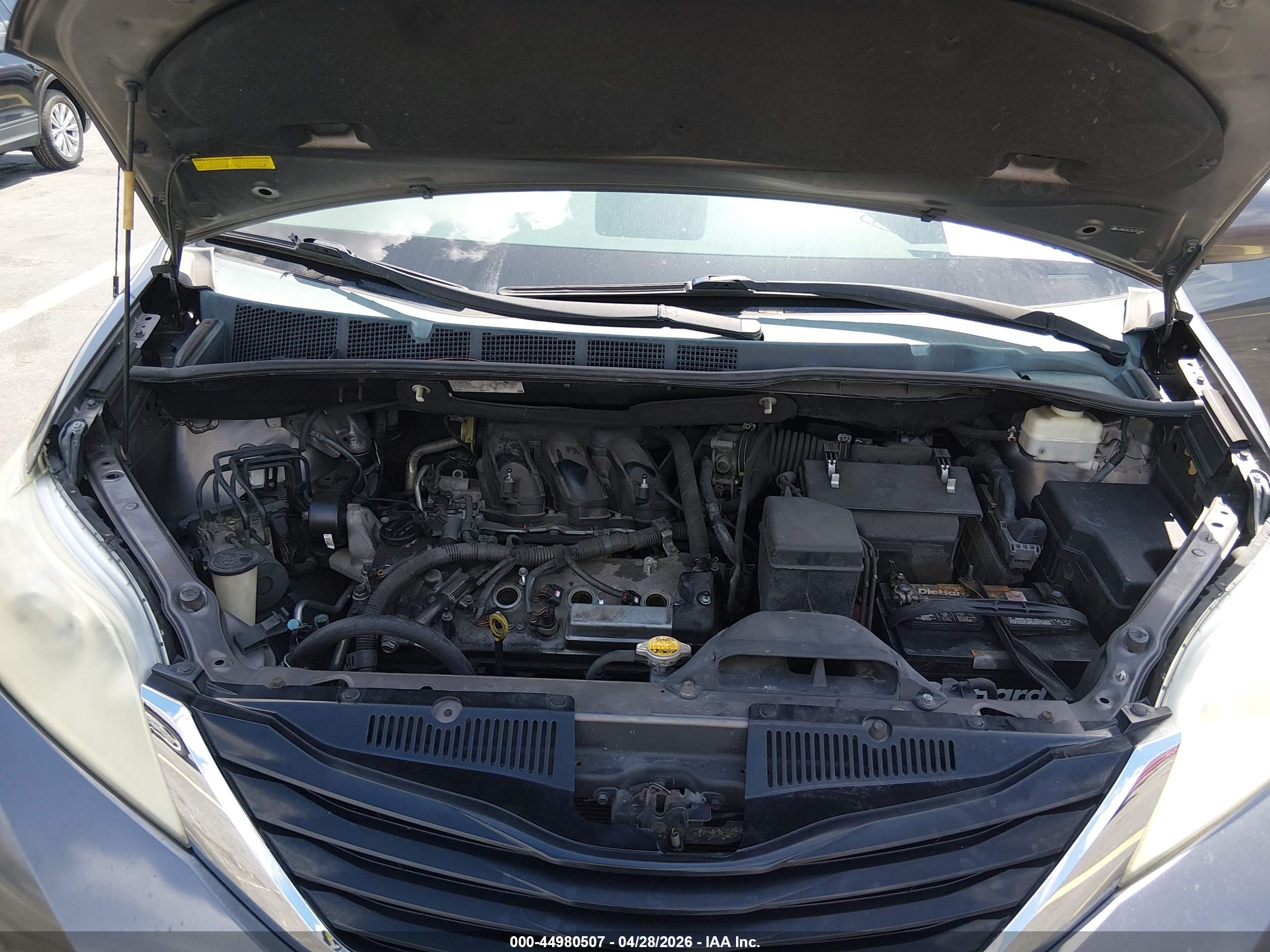 TOYOTA SIENNA image 10