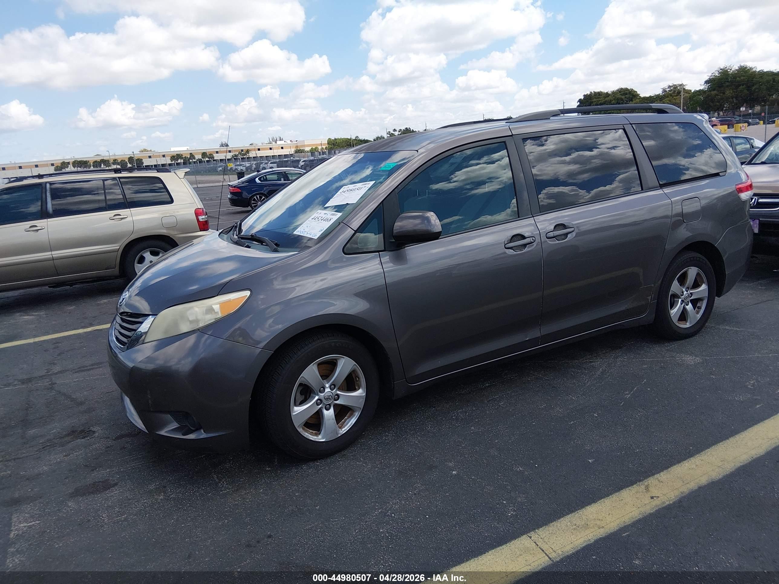 TOYOTA SIENNA image 2