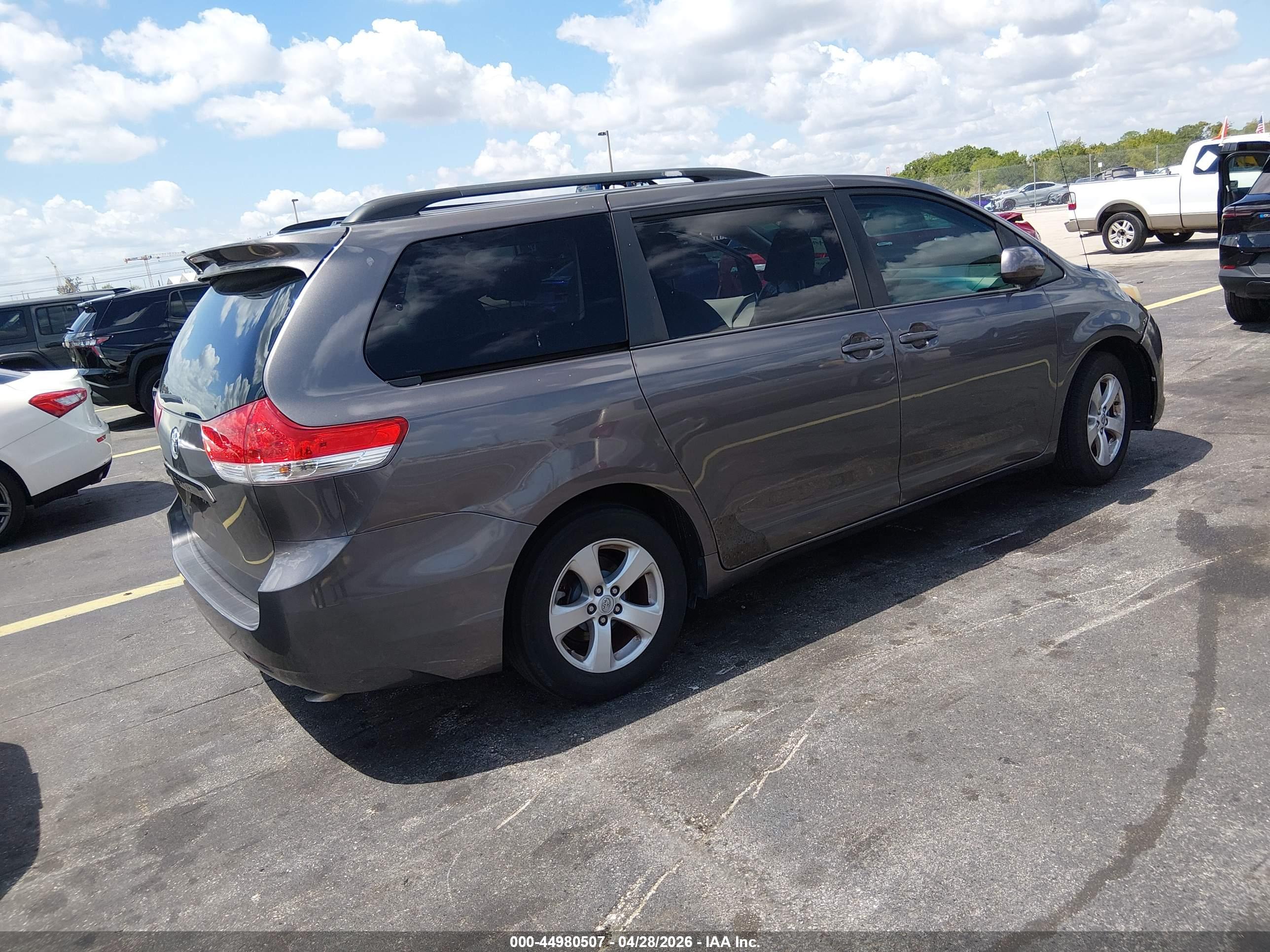 TOYOTA SIENNA image 4