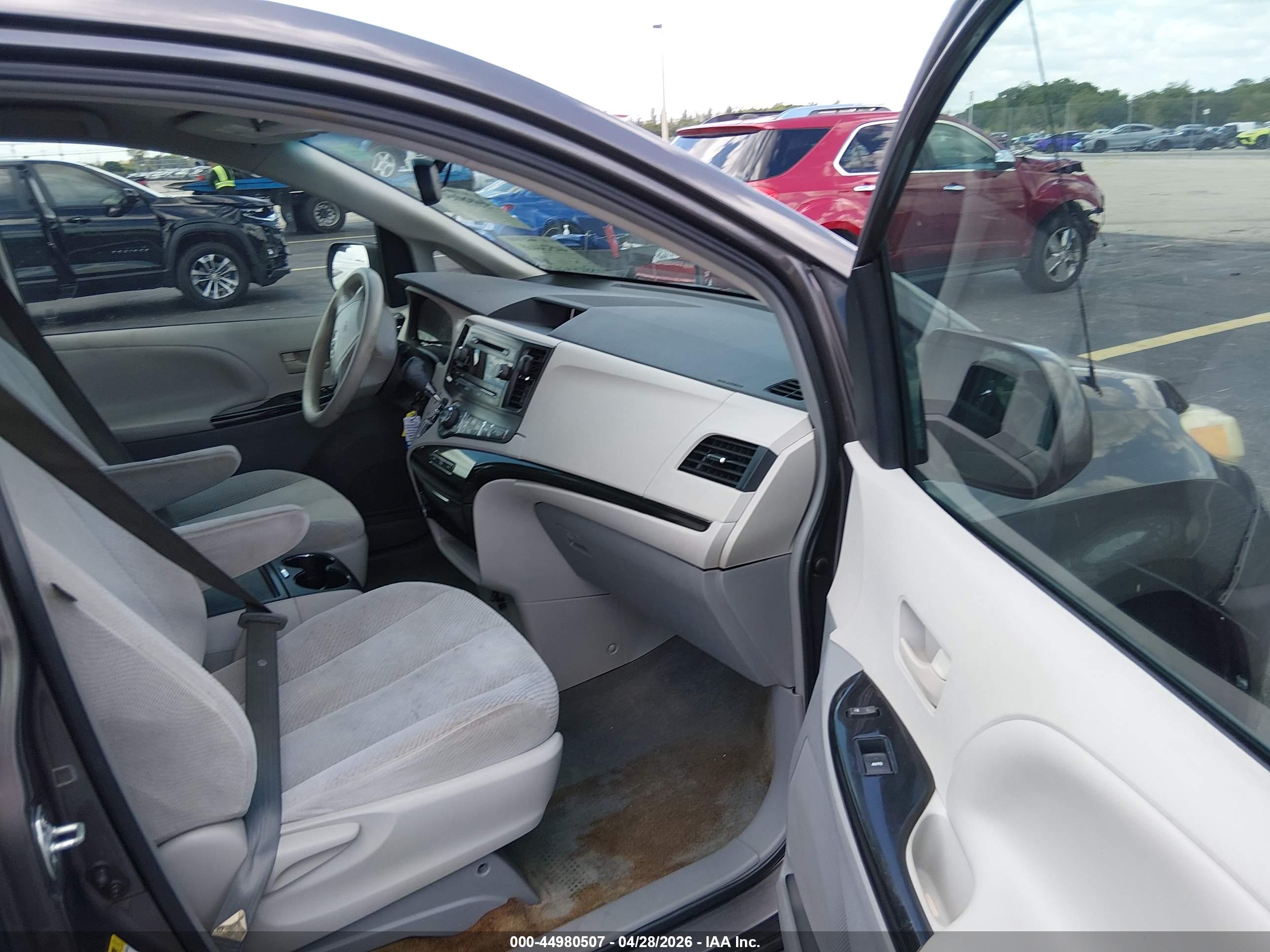 TOYOTA SIENNA image 5
