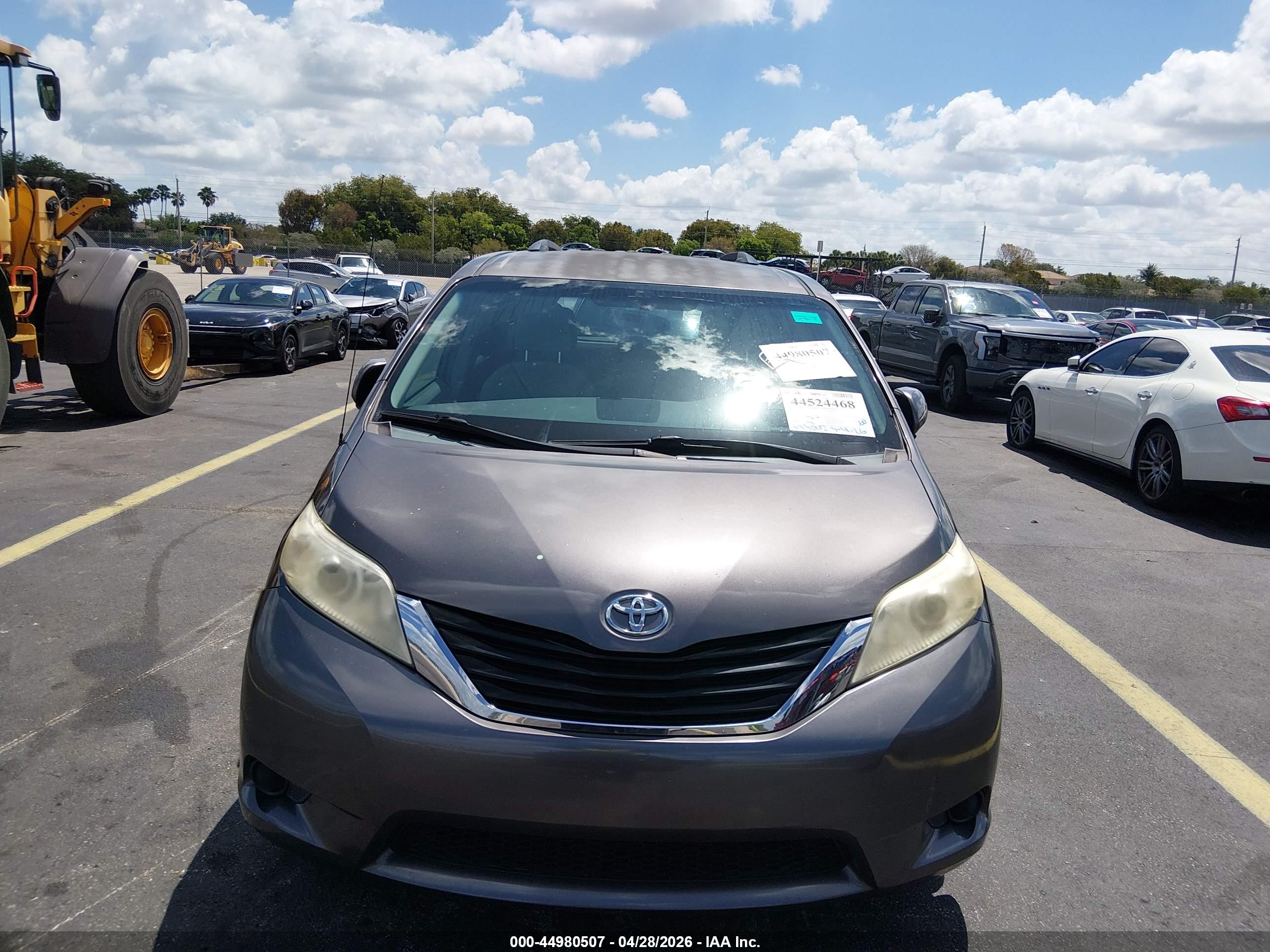 TOYOTA SIENNA image 6