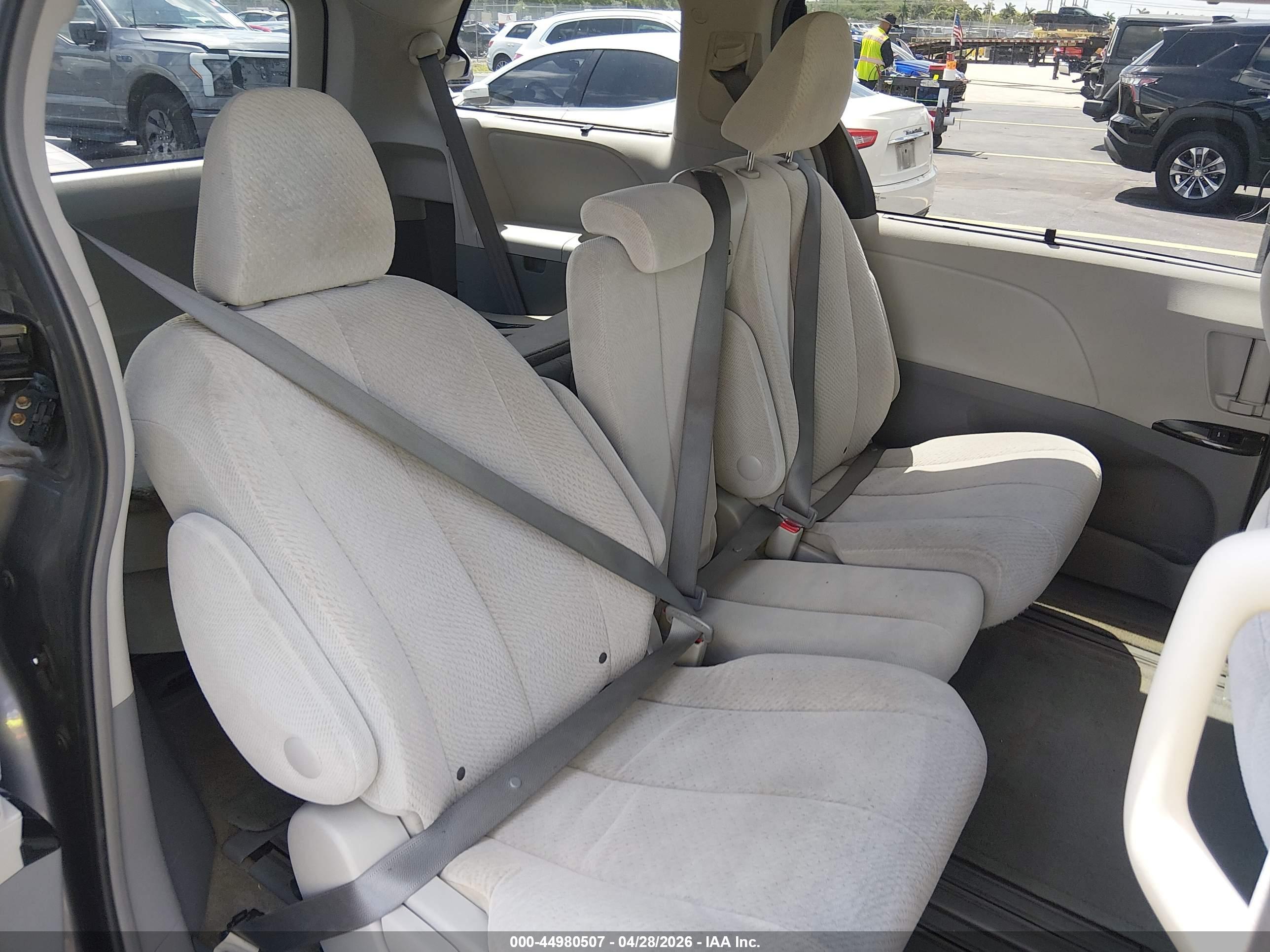 TOYOTA SIENNA image 8