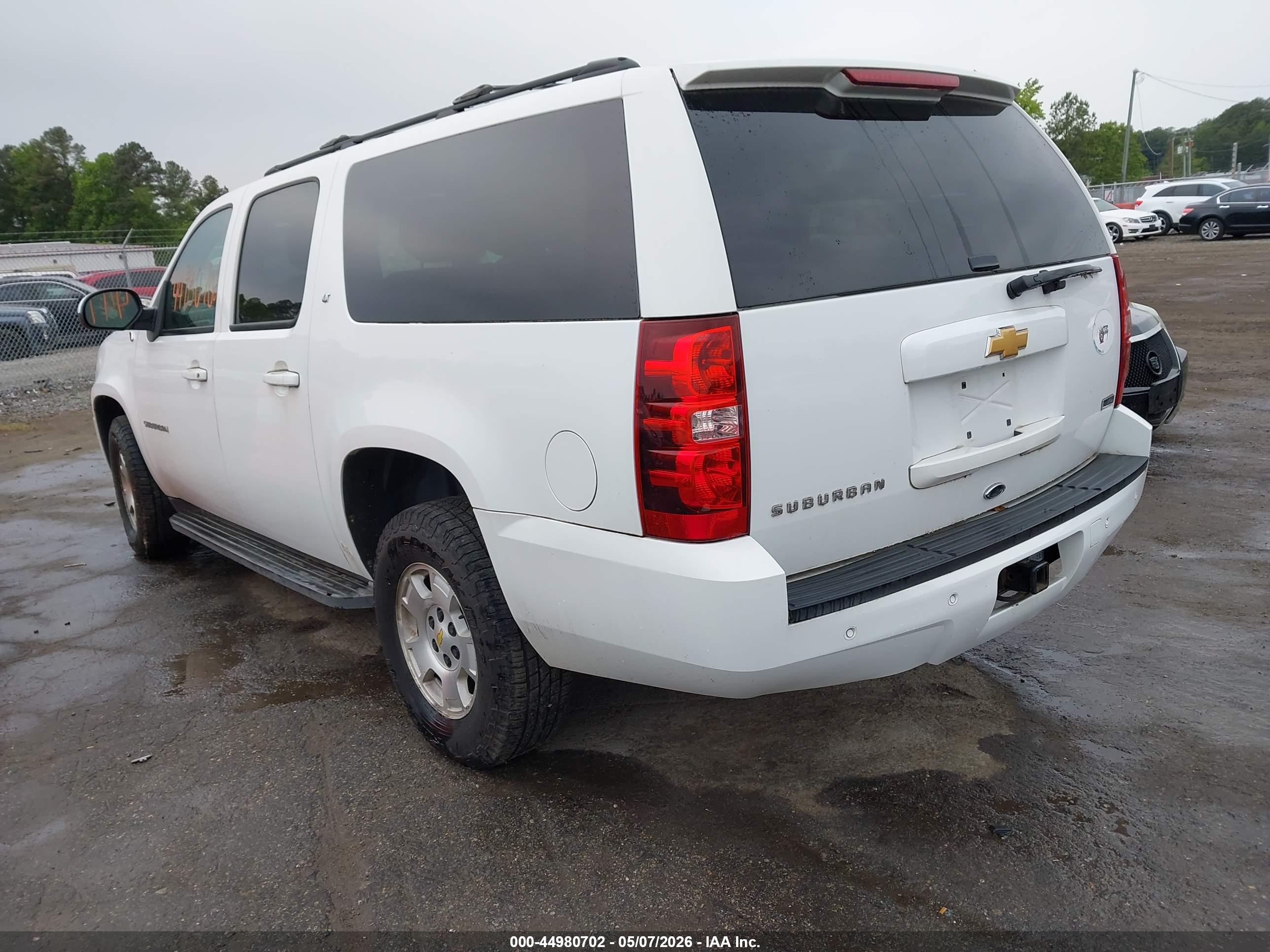 CHEVROLET SUBURBAN image 3