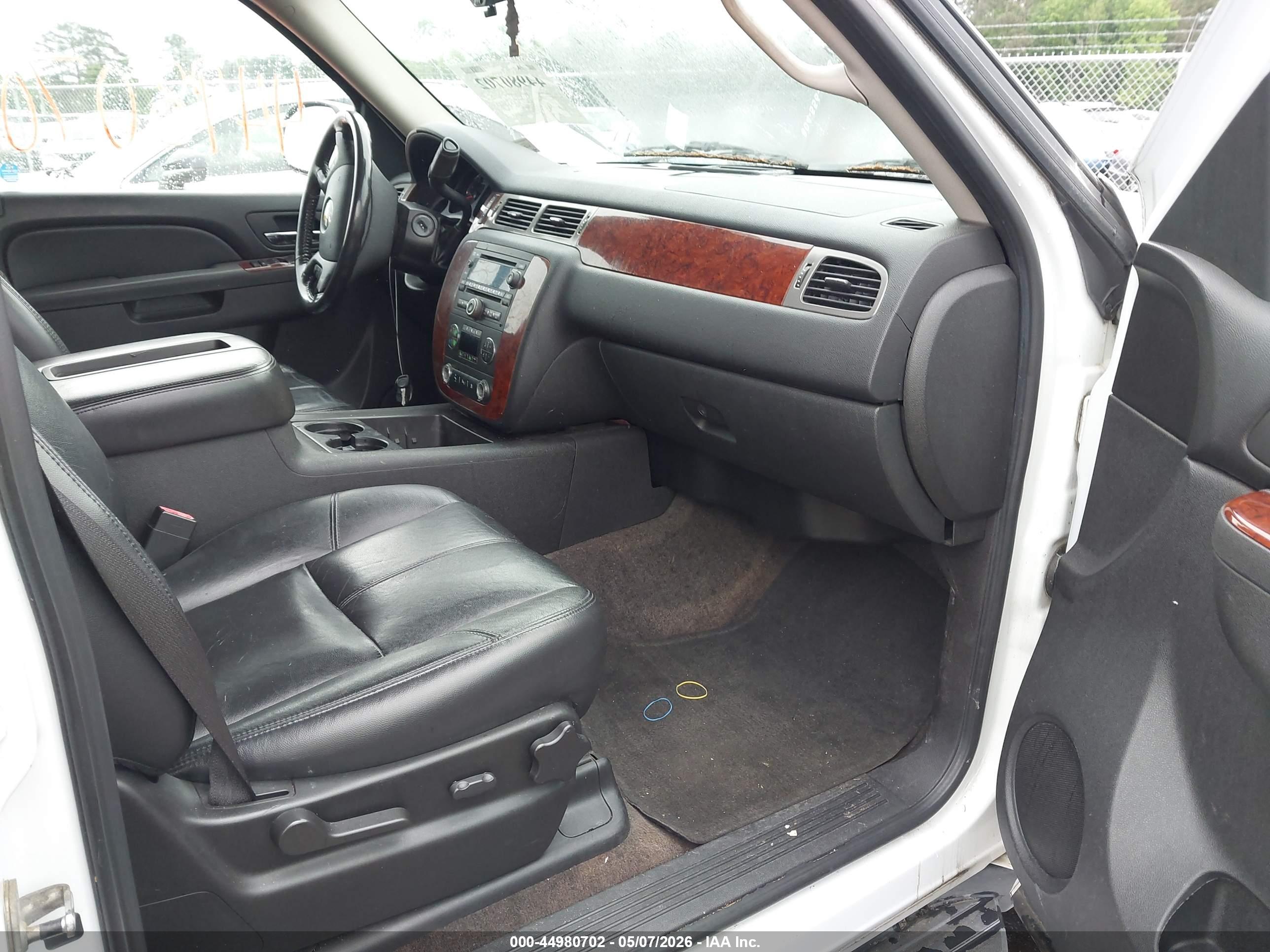 CHEVROLET SUBURBAN image 5