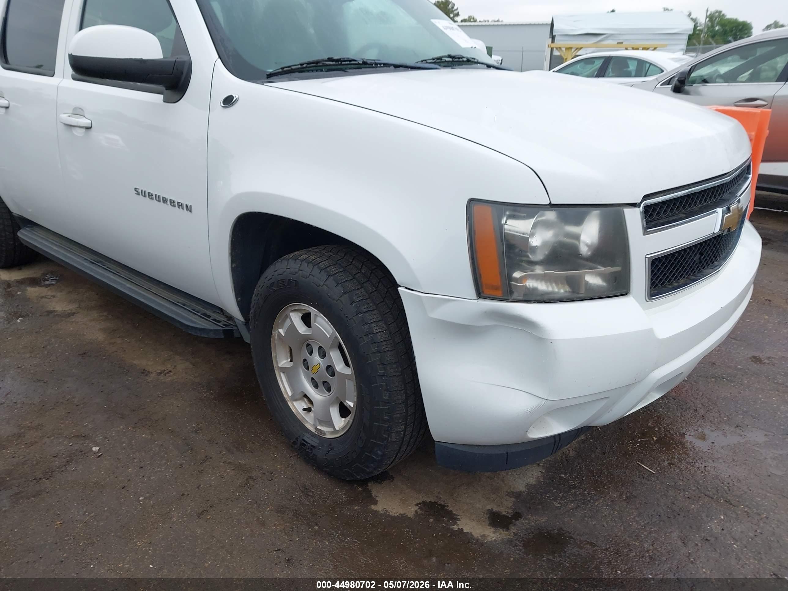CHEVROLET SUBURBAN image 6