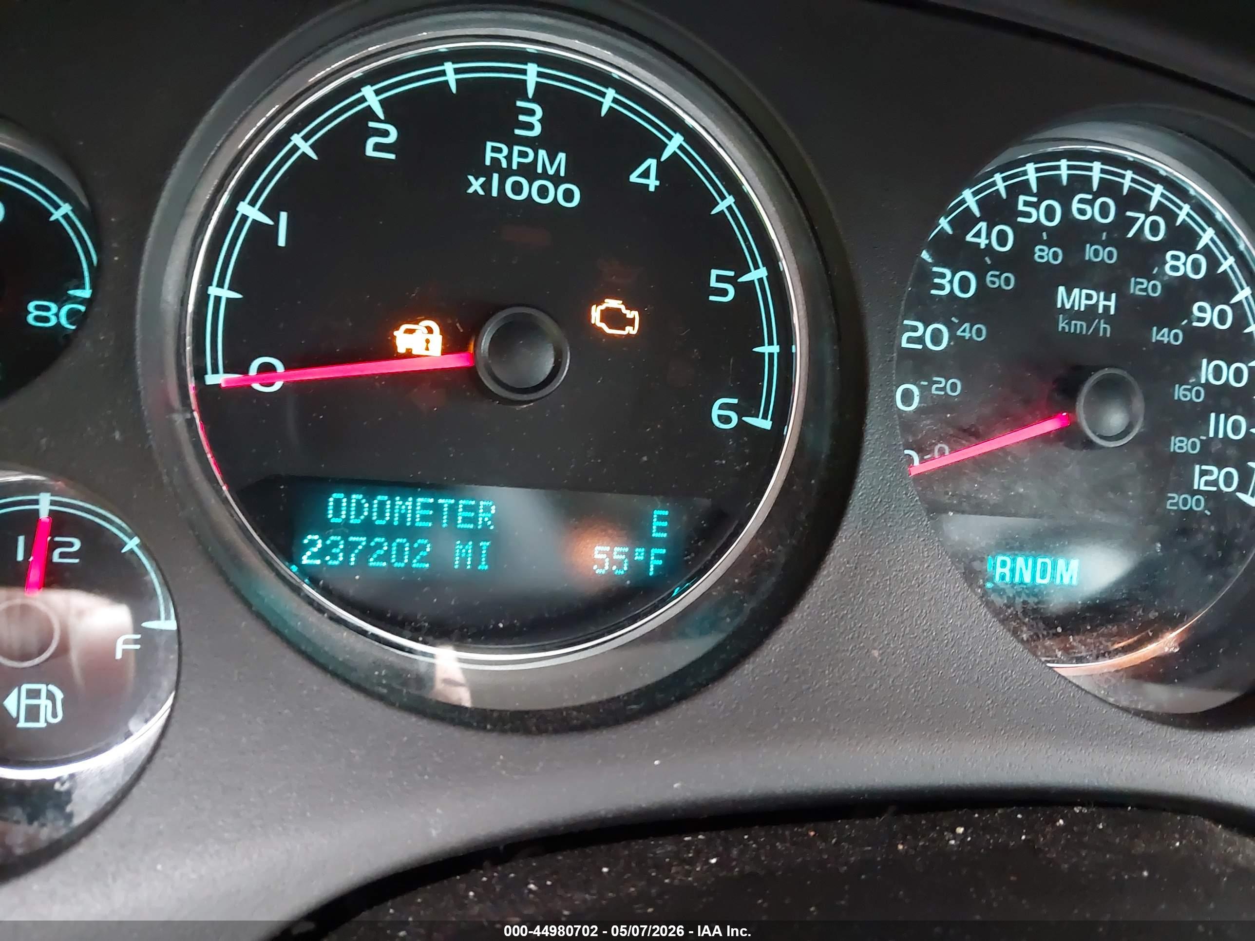 CHEVROLET SUBURBAN image 7
