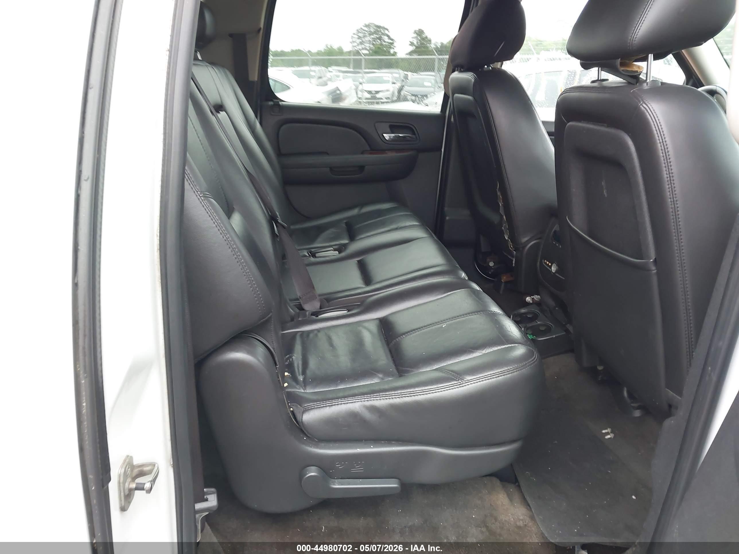 CHEVROLET SUBURBAN image 8