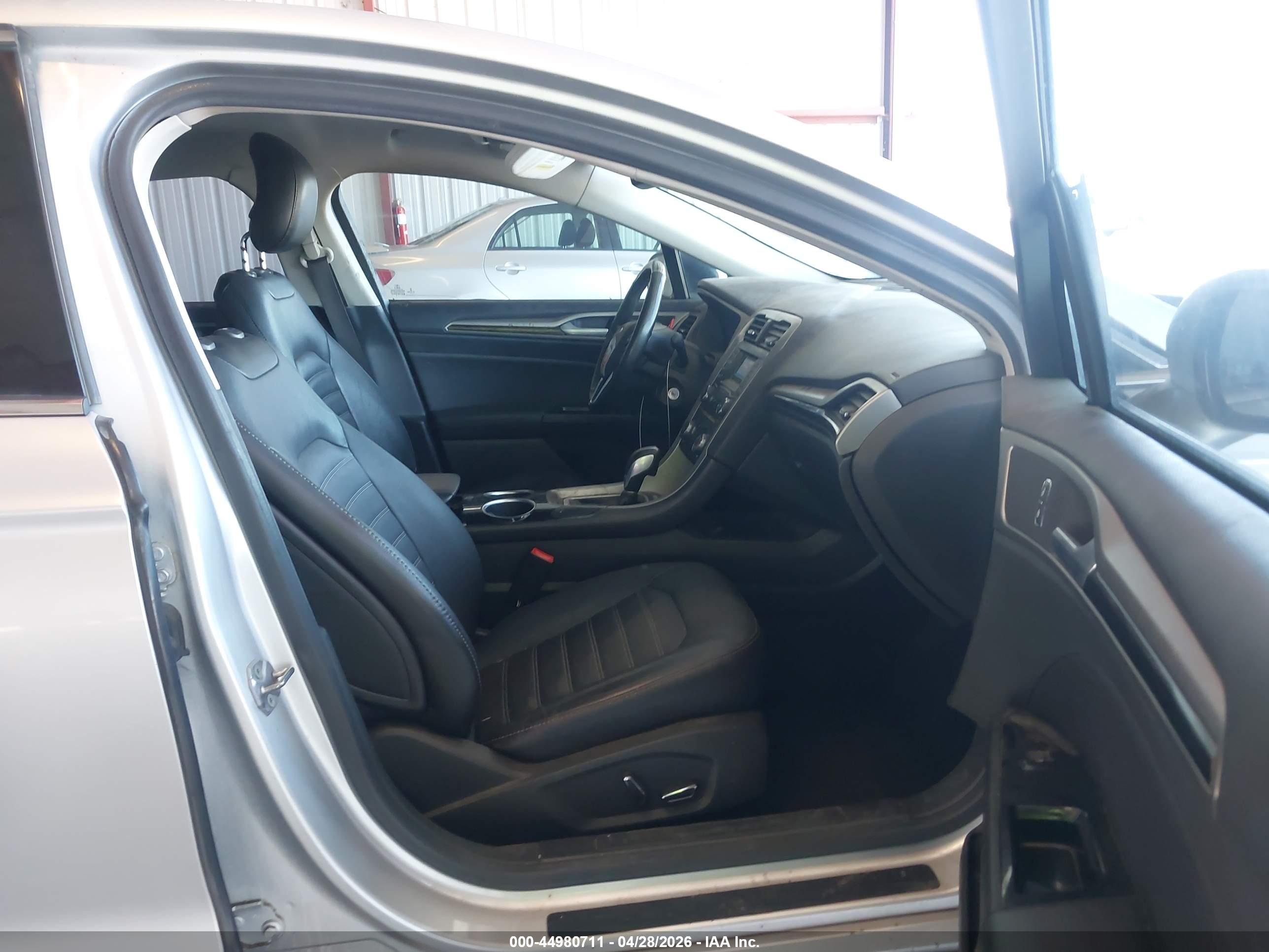 FORD FUSION image 5