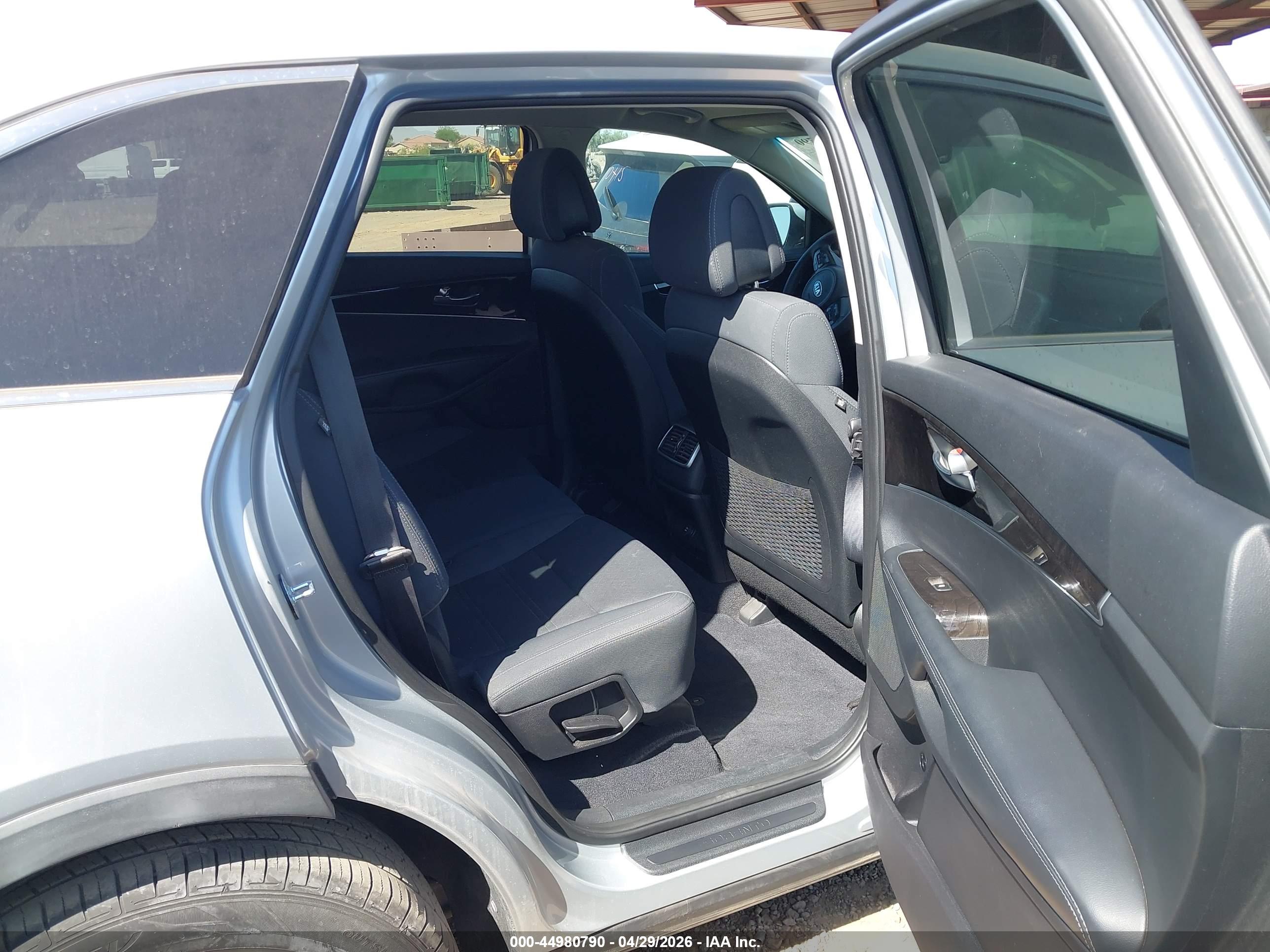KIA SORENTO image 8