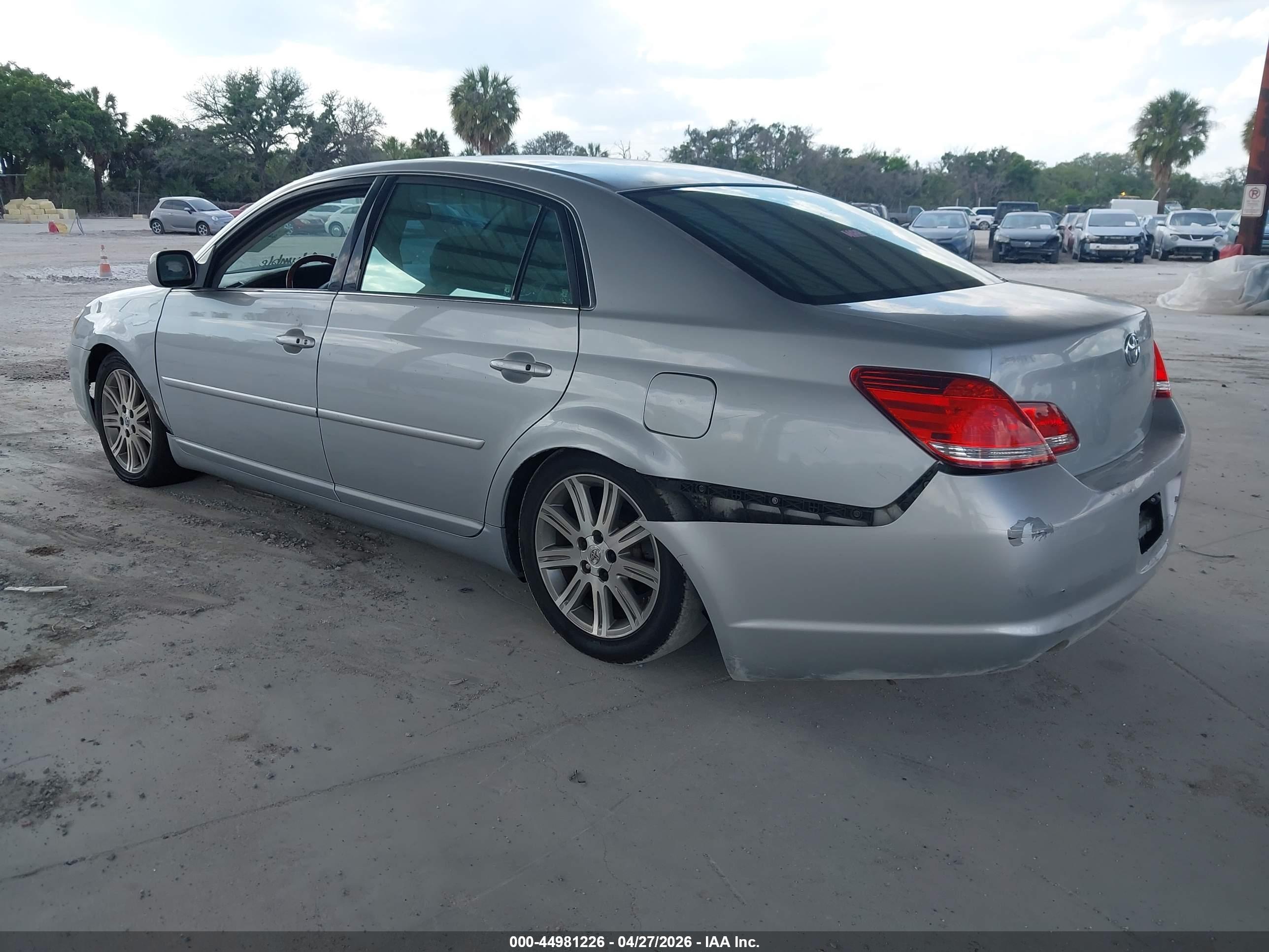 TOYOTA AVALON image 3