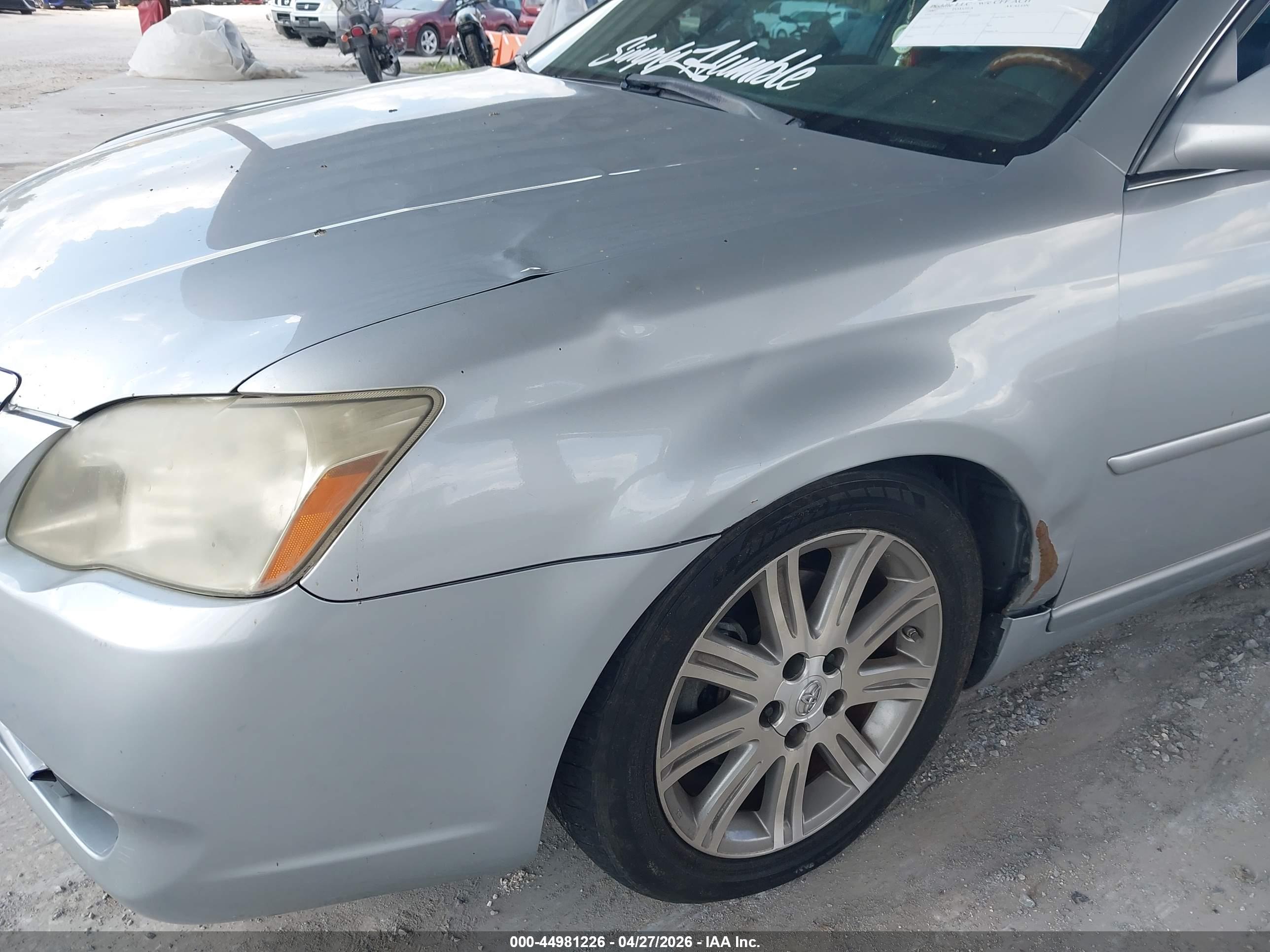TOYOTA AVALON image 6