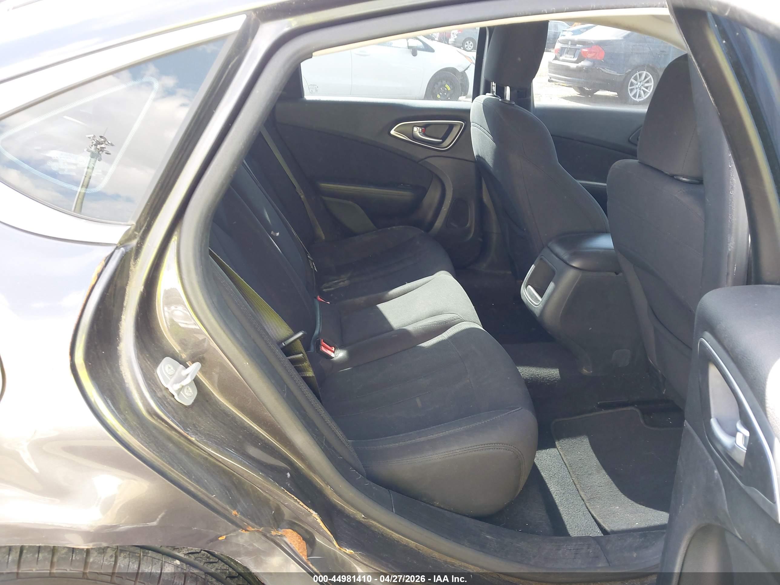 CHRYSLER 200 image 8