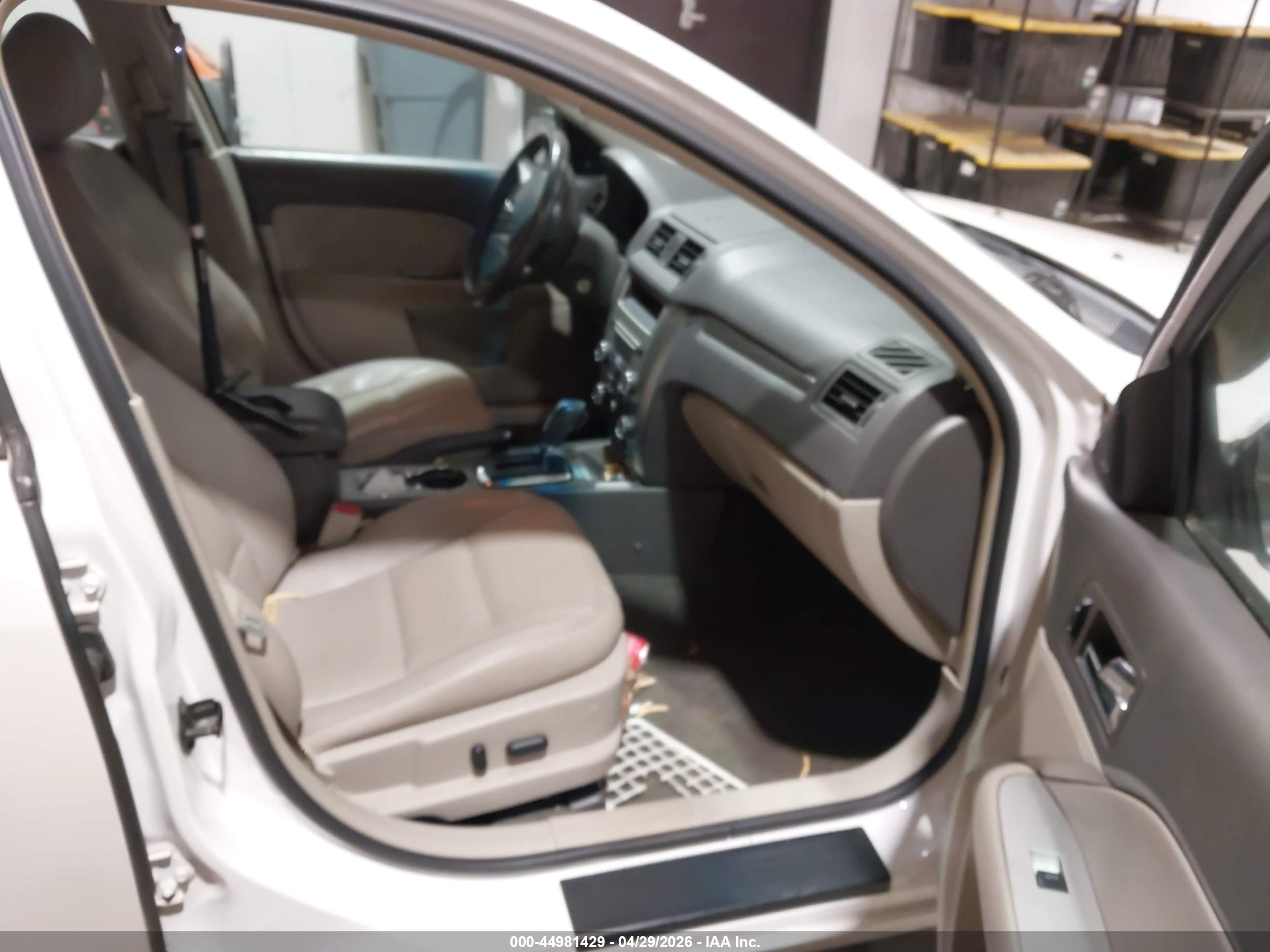 FORD FUSION image 5