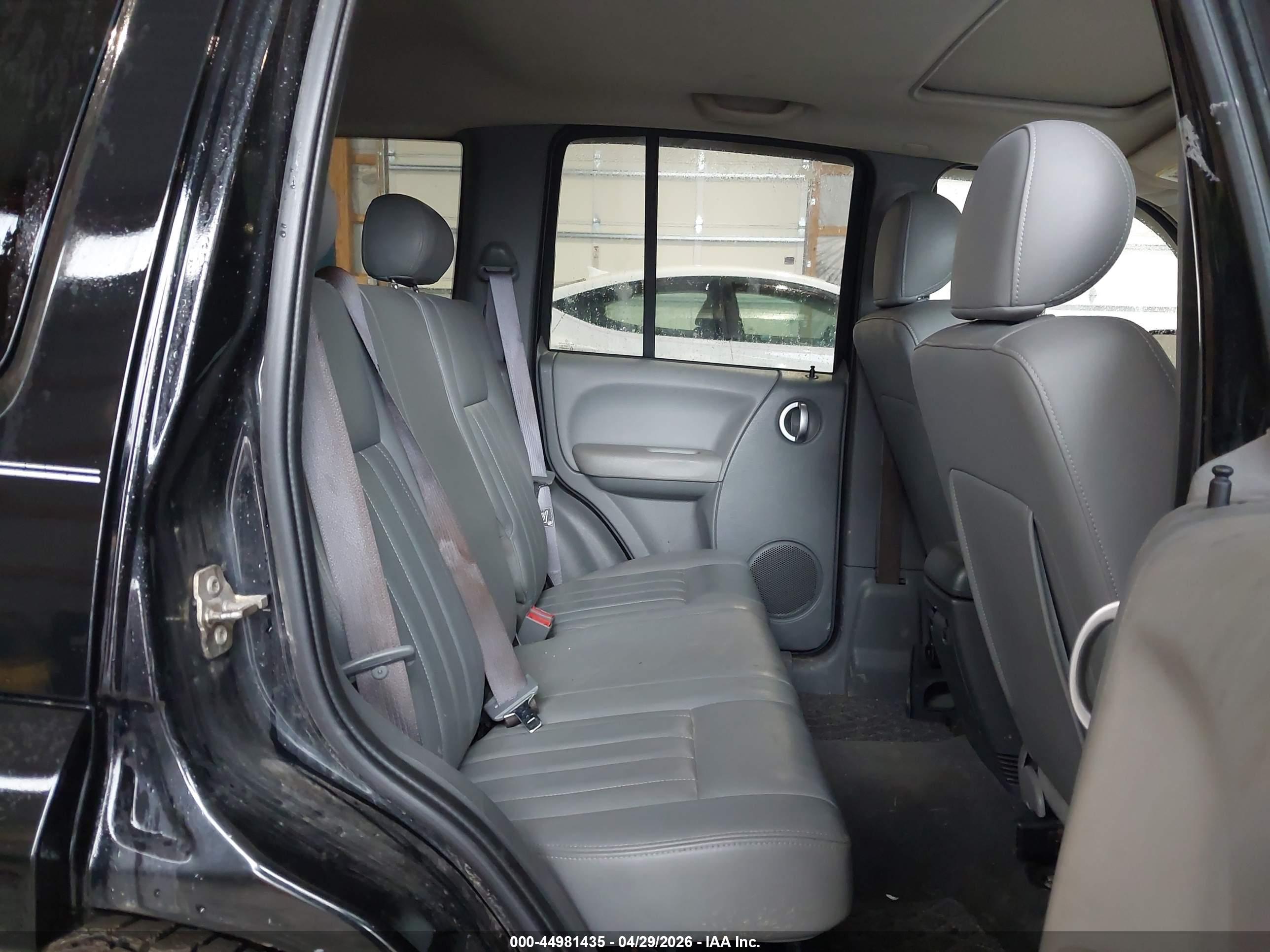 JEEP LIBERTY image 8